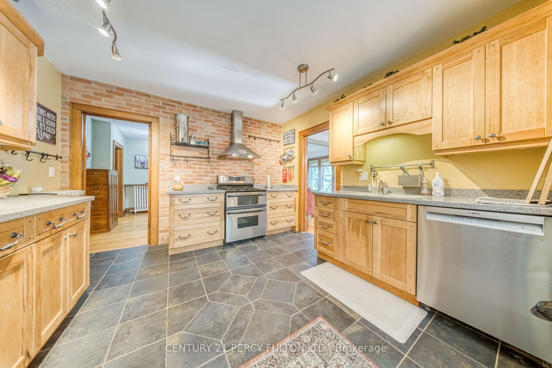 Photo 11 of 1853 Governors Road, Hamilton, Rural Ancaster — HOMEH