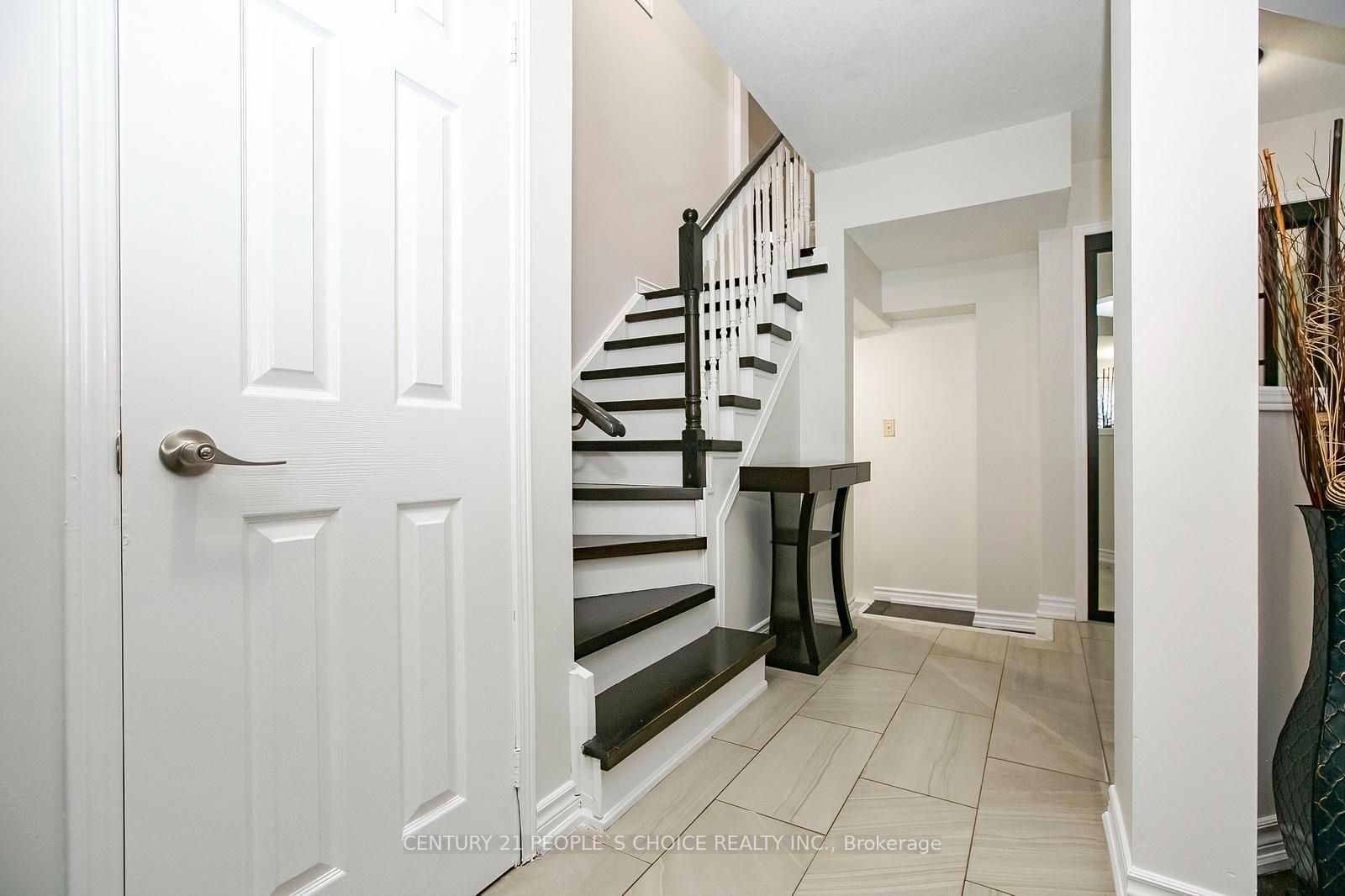 Photo 5 of 90 White Tail Crescent, Brampton, Fletcher's West — HOMEH