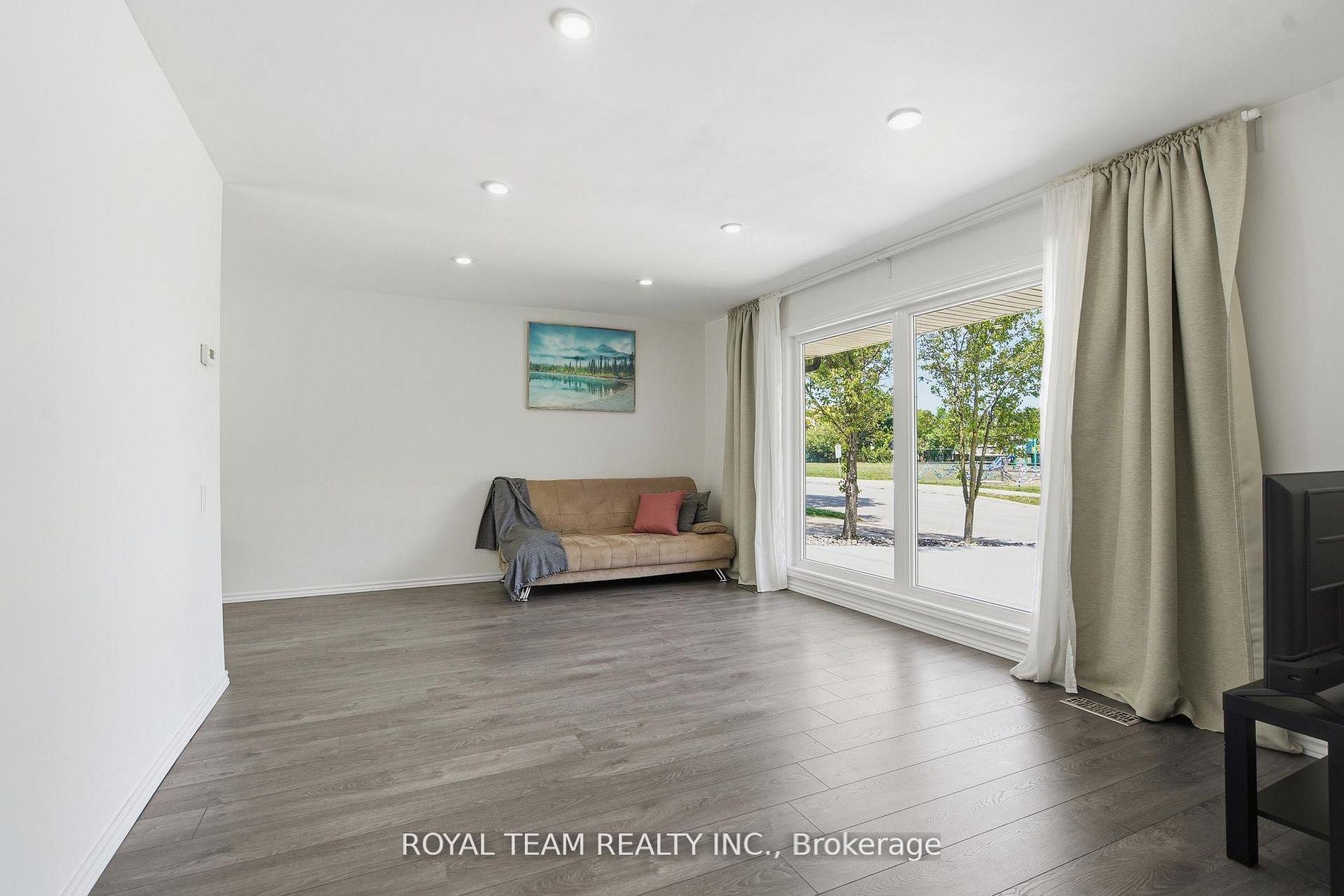 Photo 9 of 653 Steeplechase Drive, London, South N — HOMEH