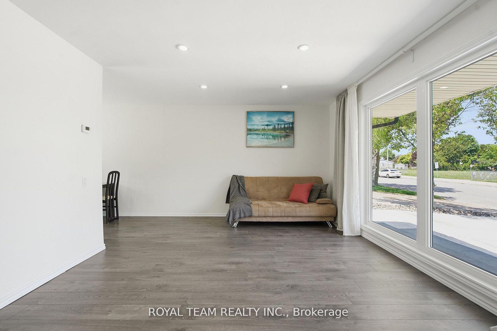Photo 10 of 653 Steeplechase Drive, London, South N — HOMEH