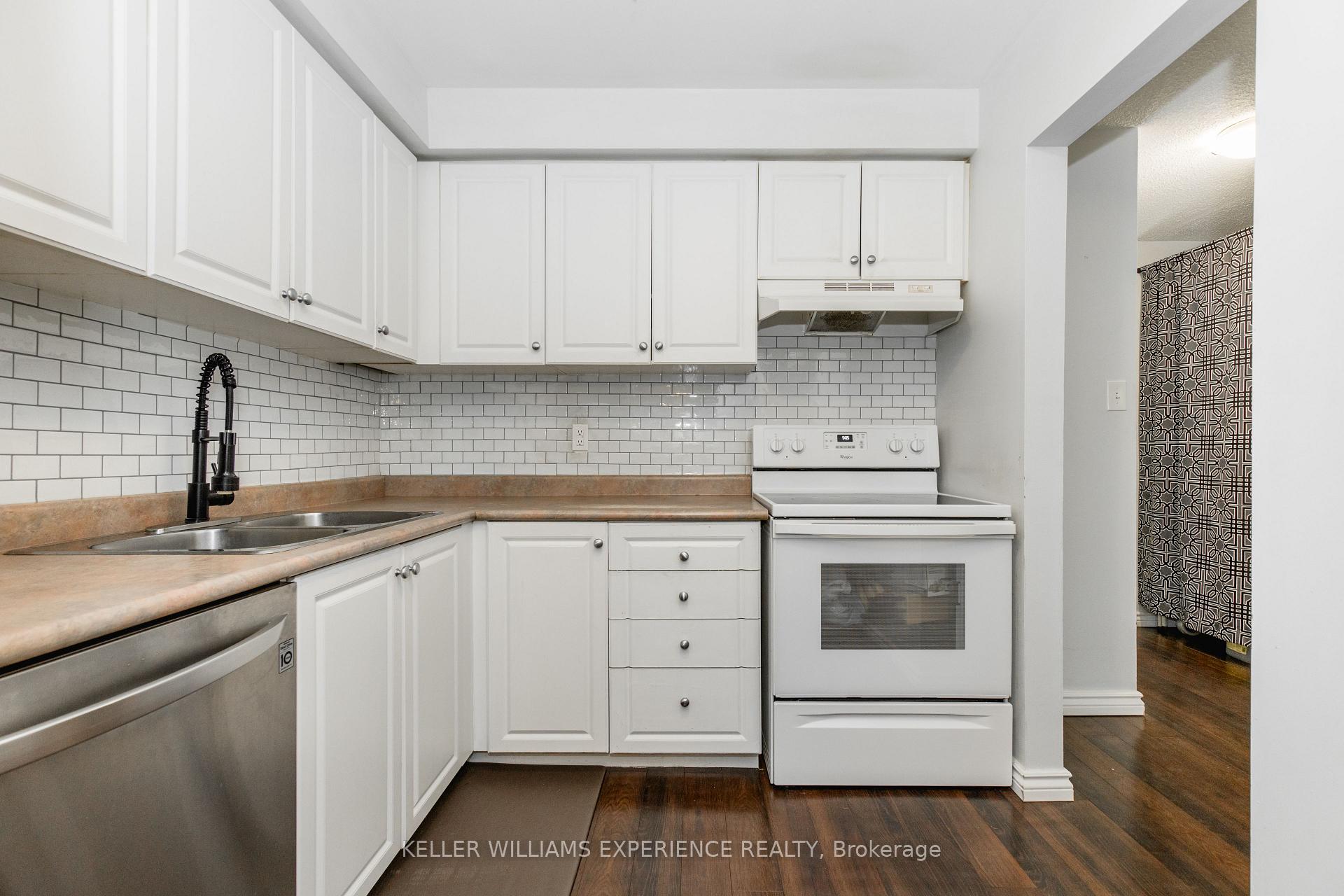 Photo 3 of 49 Burns Circle, Barrie, Letitia Heights — HOMEH