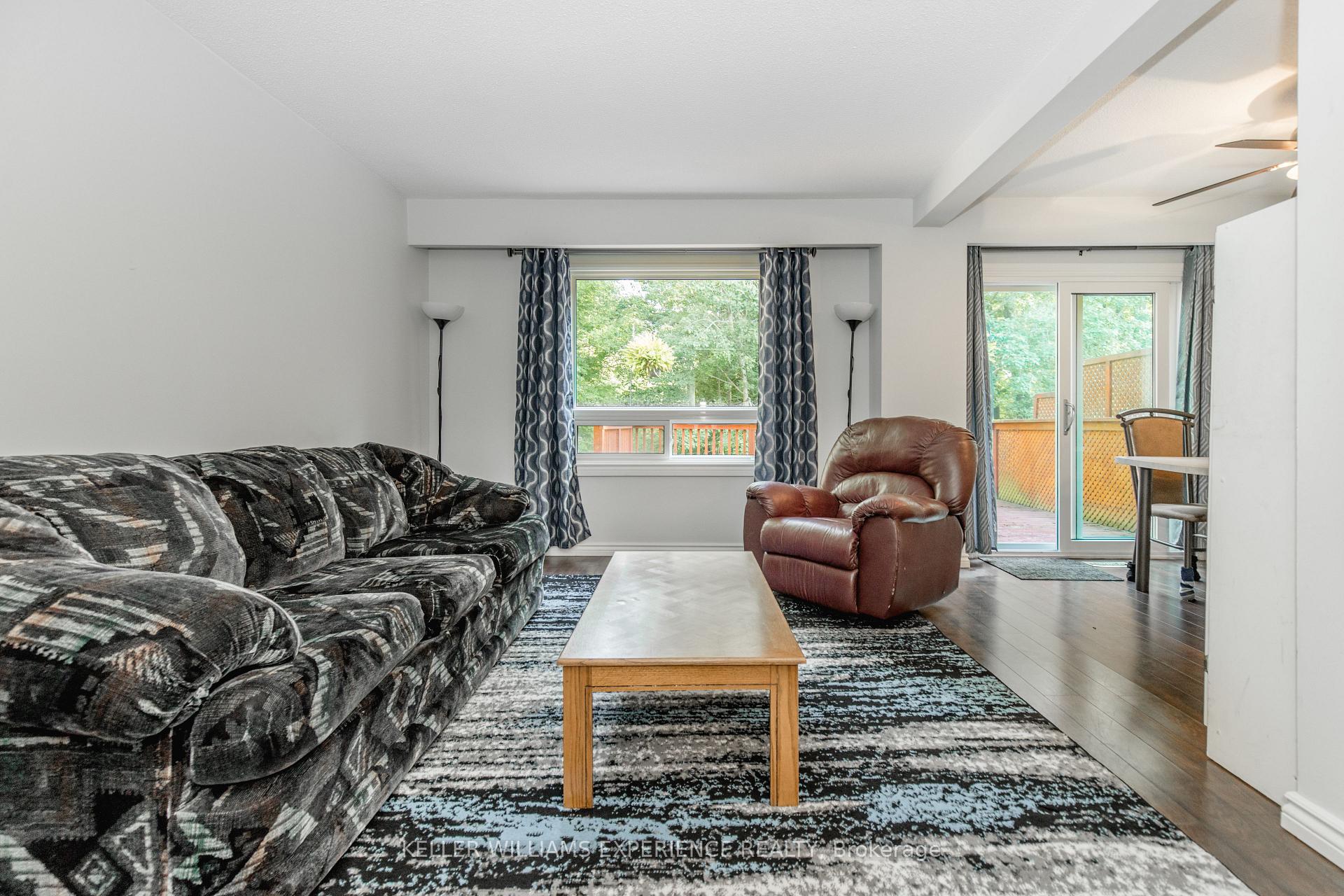 Photo 4 of 49 Burns Circle, Barrie, Letitia Heights — HOMEH