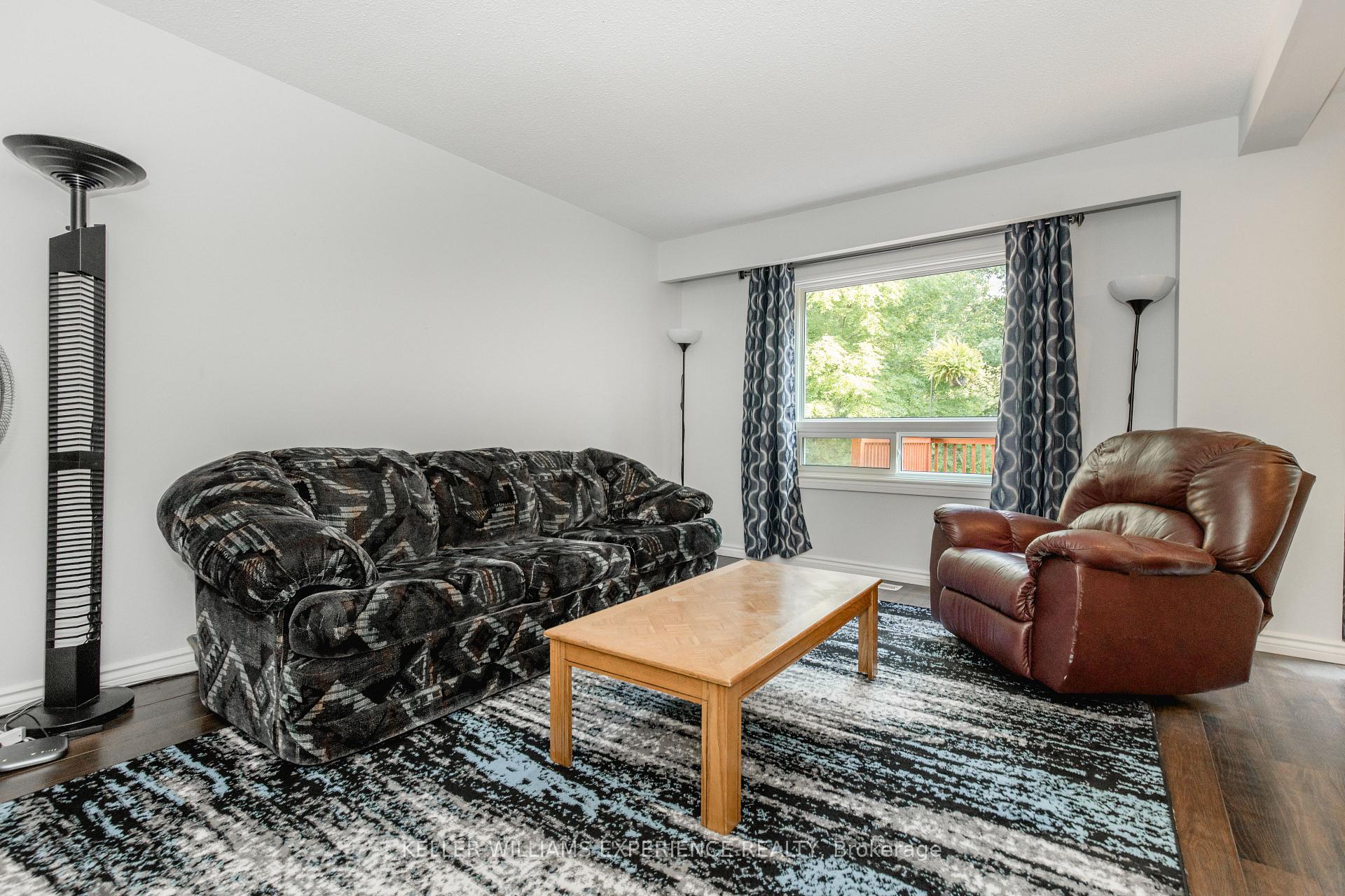 Photo 5 of 49 Burns Circle, Barrie, Letitia Heights — HOMEH