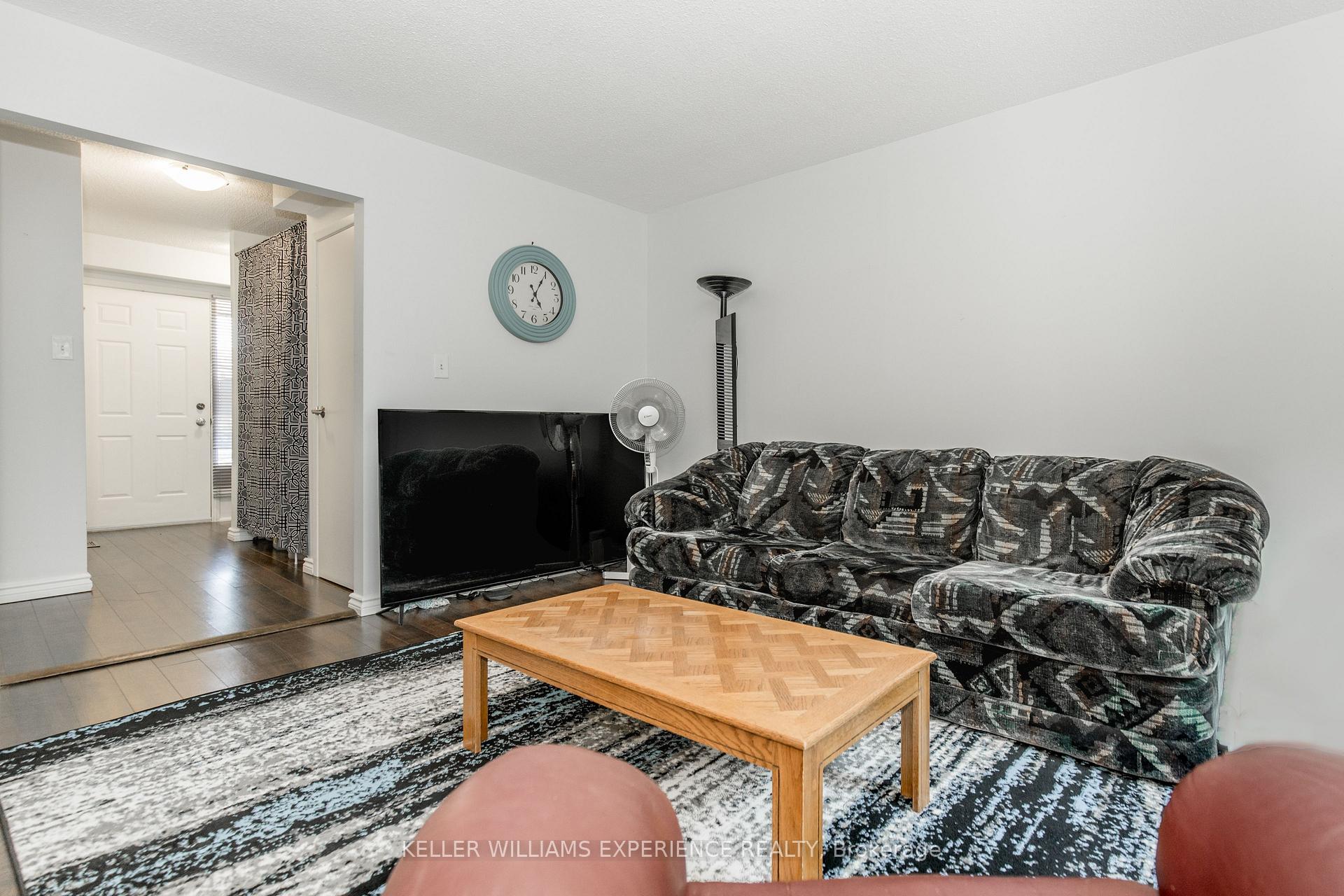 Photo 6 of 49 Burns Circle, Barrie, Letitia Heights — HOMEH
