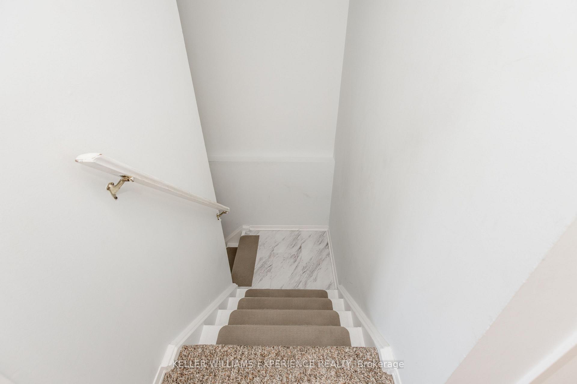 Photo 8 of 49 Burns Circle, Barrie, Letitia Heights — HOMEH