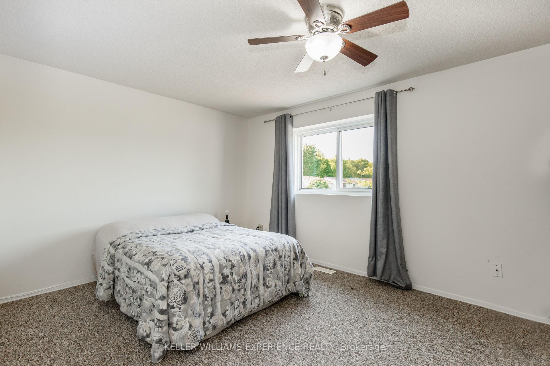 Photo 9 of 49 Burns Circle, Barrie, Letitia Heights — HOMEH