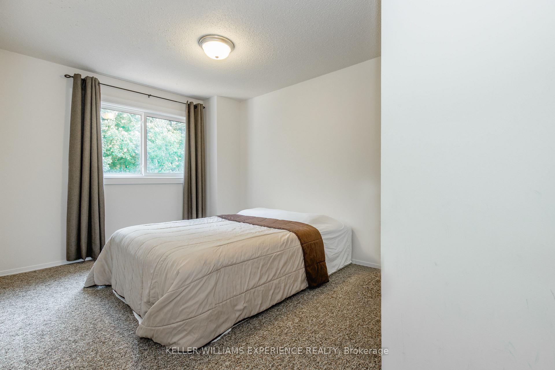 Photo 12 of 49 Burns Circle, Barrie, Letitia Heights — HOMEH
