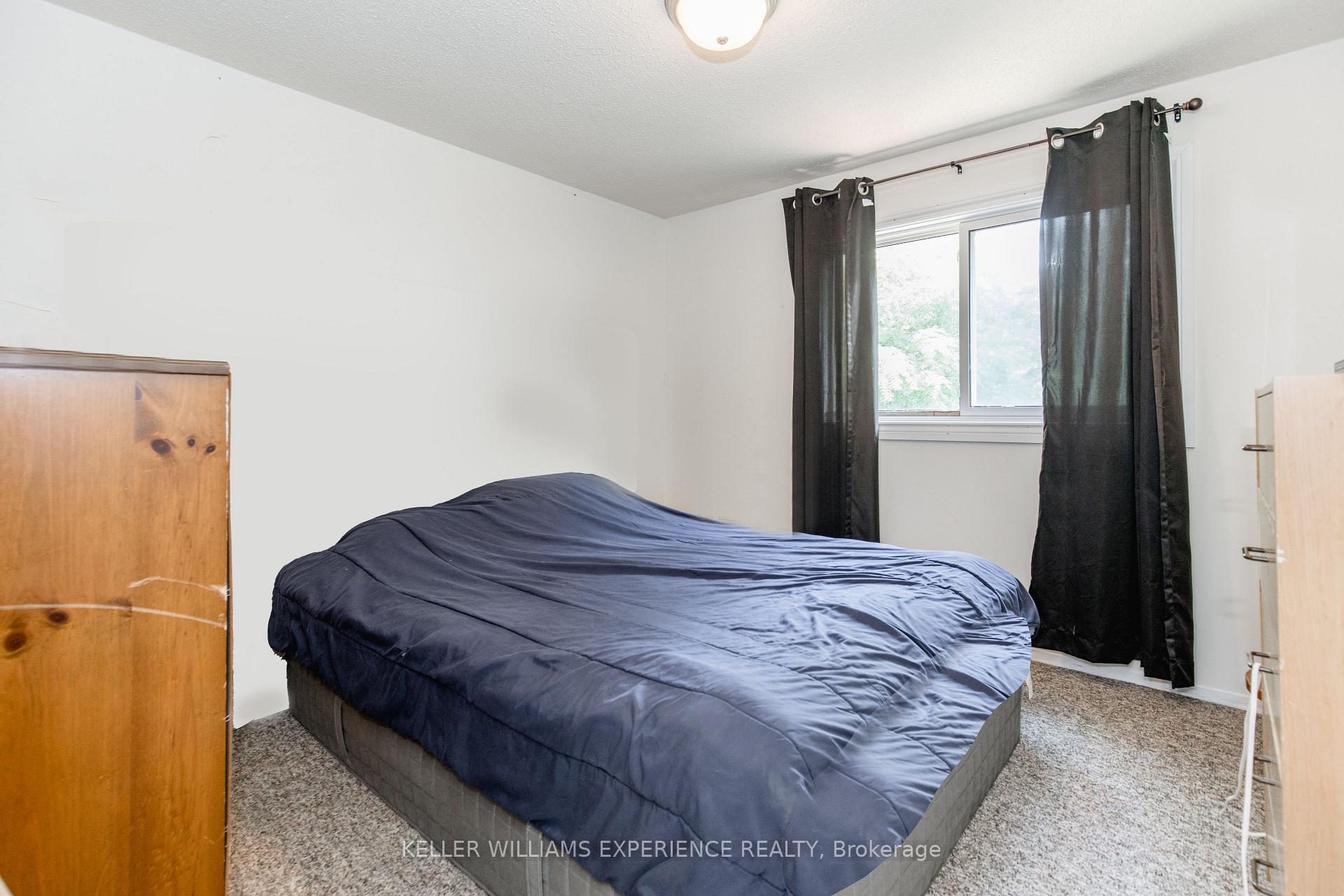 Photo 13 of 49 Burns Circle, Barrie, Letitia Heights — HOMEH