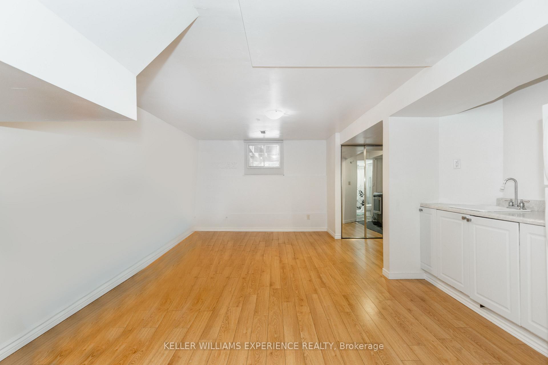 Photo 14 of 49 Burns Circle, Barrie, Letitia Heights — HOMEH