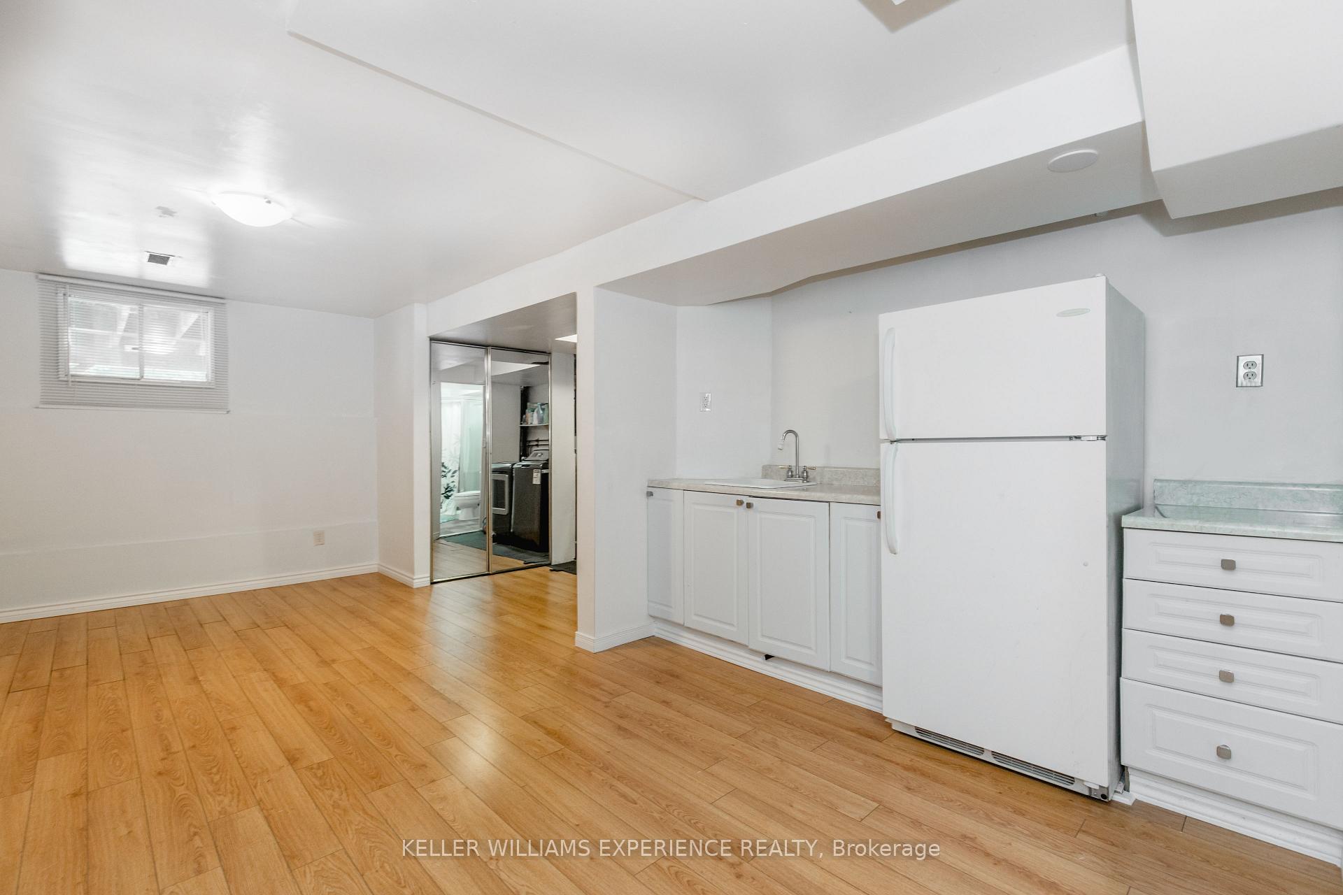 Photo 15 of 49 Burns Circle, Barrie, Letitia Heights — HOMEH