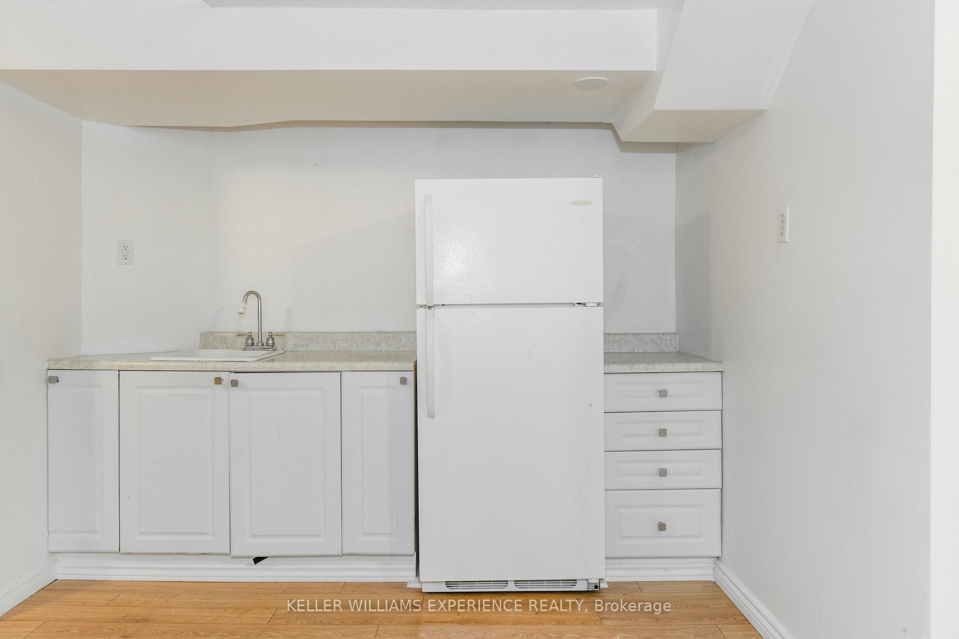 Photo 16 of 49 Burns Circle, Barrie, Letitia Heights — HOMEH