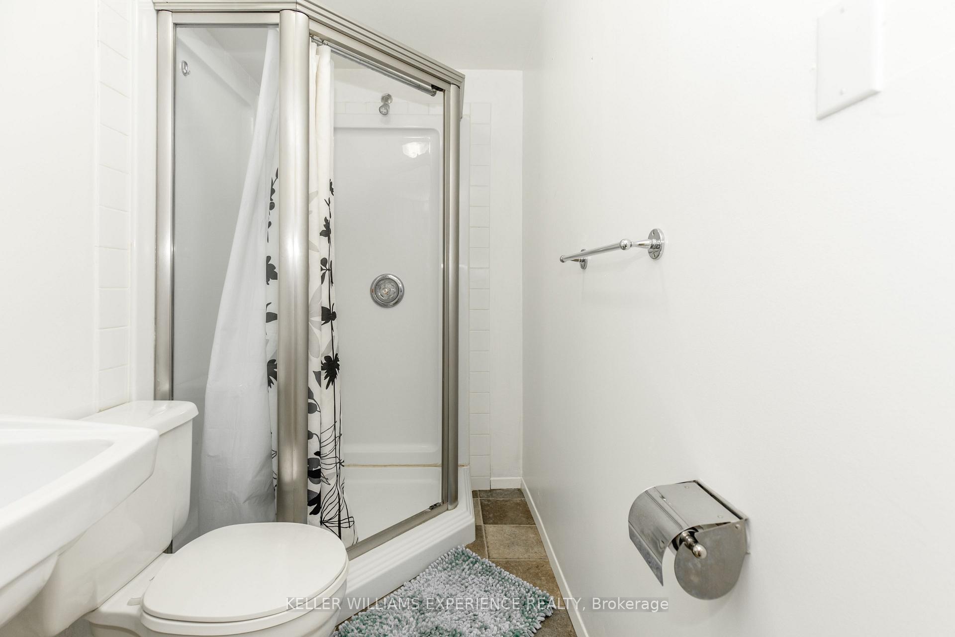 Photo 18 of 49 Burns Circle, Barrie, Letitia Heights — HOMEH