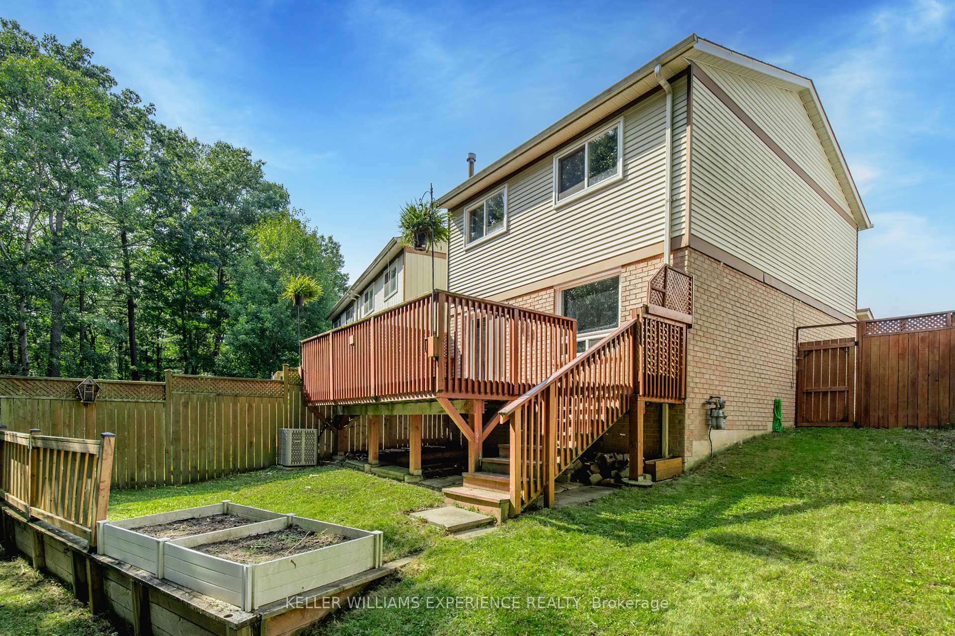 Photo 19 of 49 Burns Circle, Barrie, Letitia Heights — HOMEH