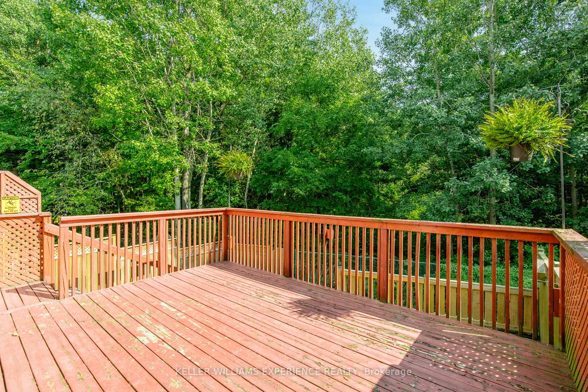Photo 21 of 49 Burns Circle, Barrie, Letitia Heights — HOMEH