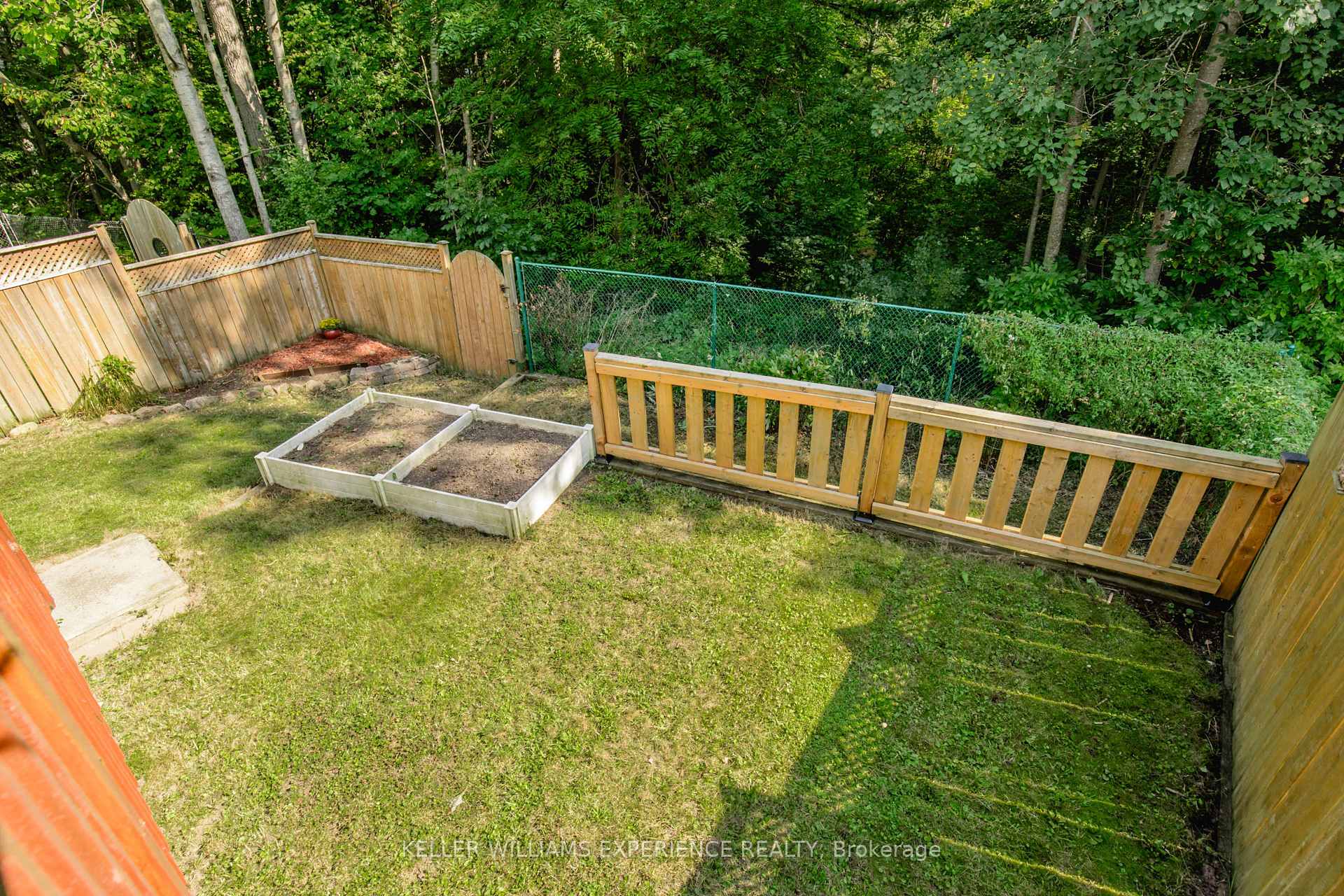 Photo 22 of 49 Burns Circle, Barrie, Letitia Heights — HOMEH