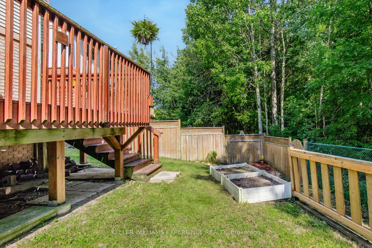Photo 23 of 49 Burns Circle, Barrie, Letitia Heights — HOMEH