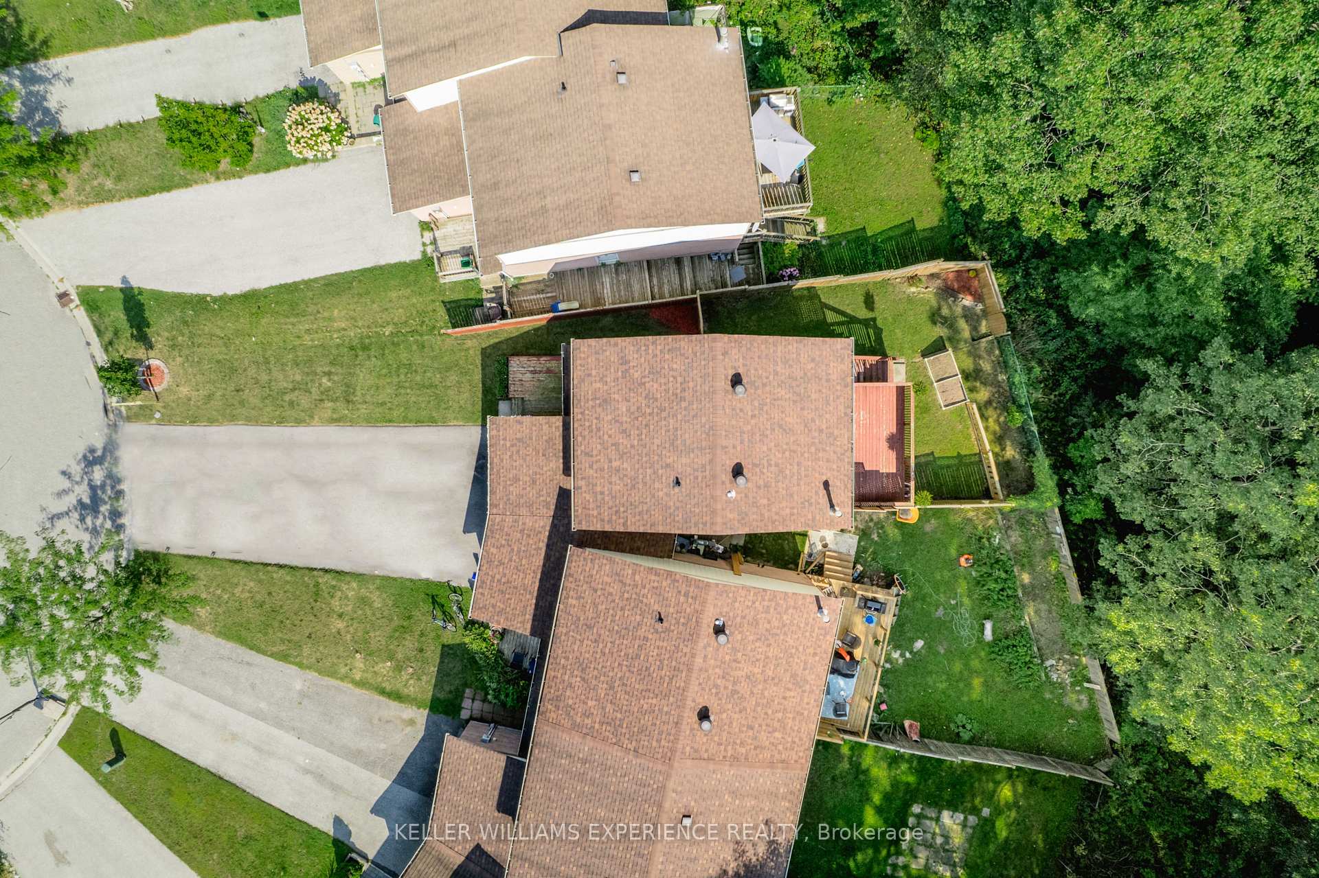 Photo 25 of 49 Burns Circle, Barrie, Letitia Heights — HOMEH
