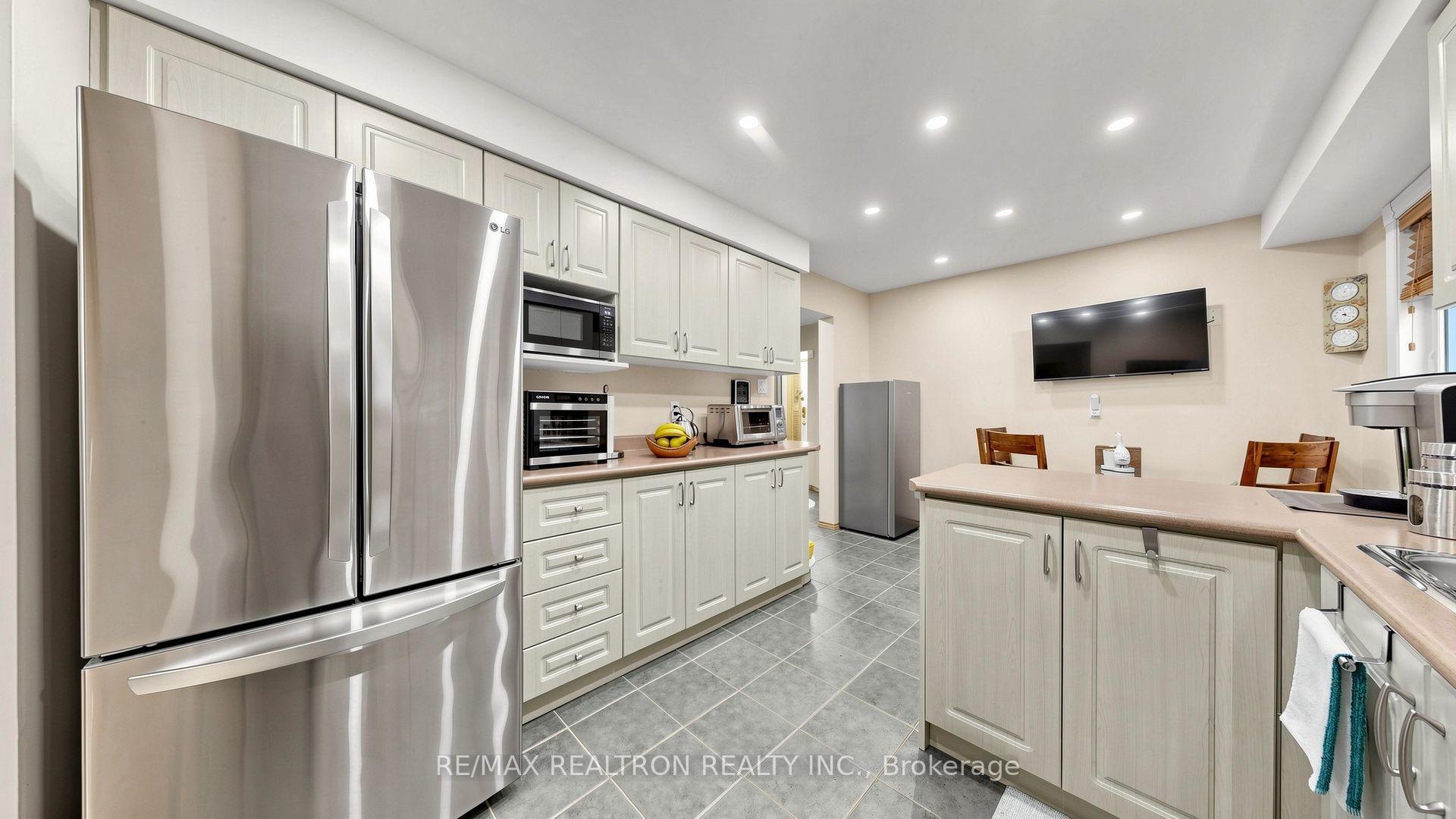 Photo 12 of 145 Campbell Avenue, Vaughan, Crestwood-Springfarm-Yorkhill — HOMEH
