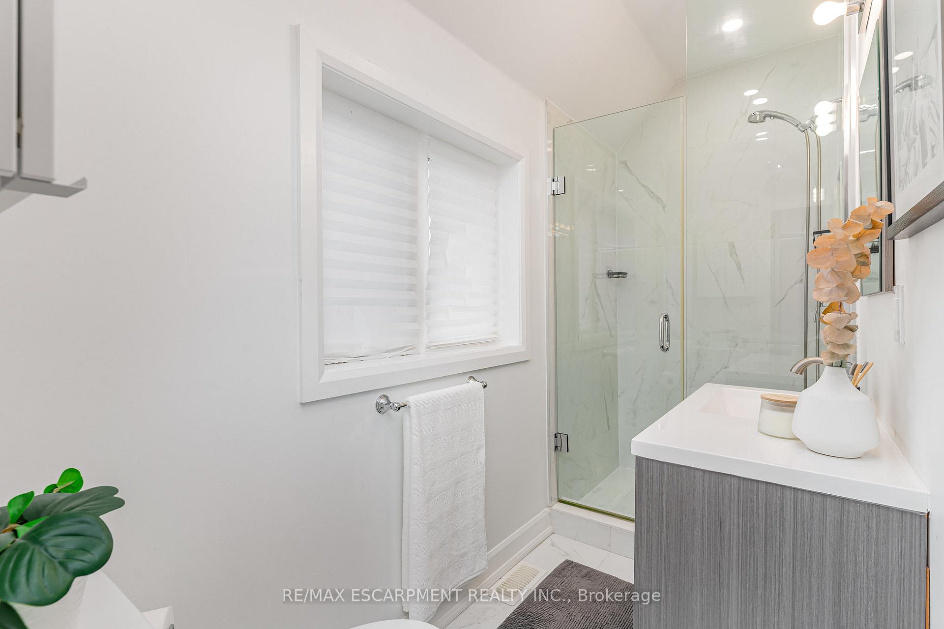 Photo 14 of 4 Robins Avenue, Hamilton, Crown Point — HOMEH