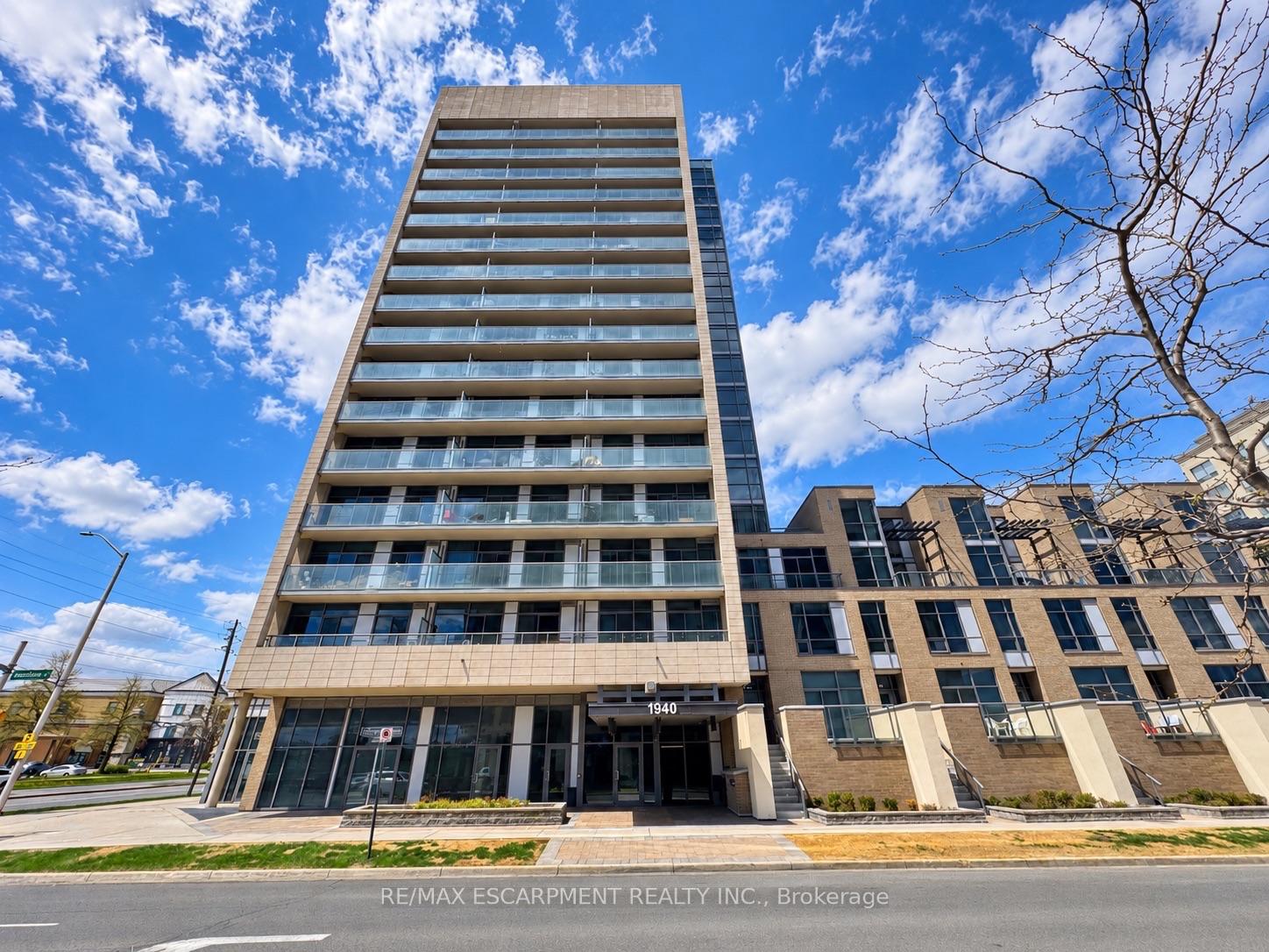 Photo 3 of Unit 809, 1940 Ironstone Drive, Burlington, Uptown — HOMEH