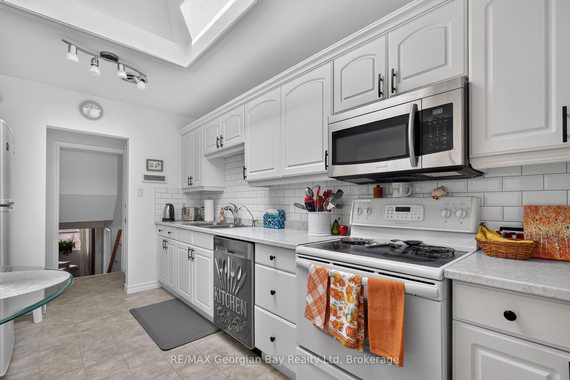 Photo 8 of 338 Seventh Street, Midland — HOMEH