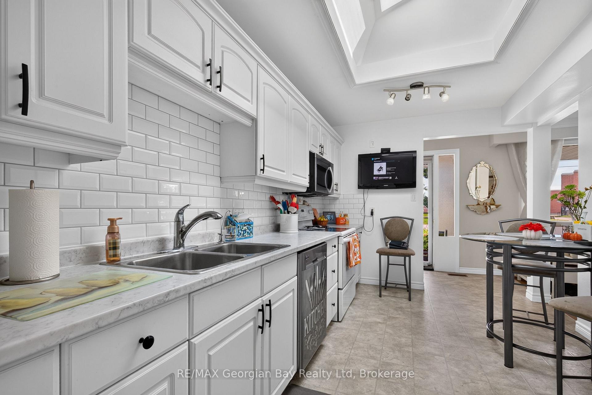 Photo 9 of 338 Seventh Street, Midland — HOMEH