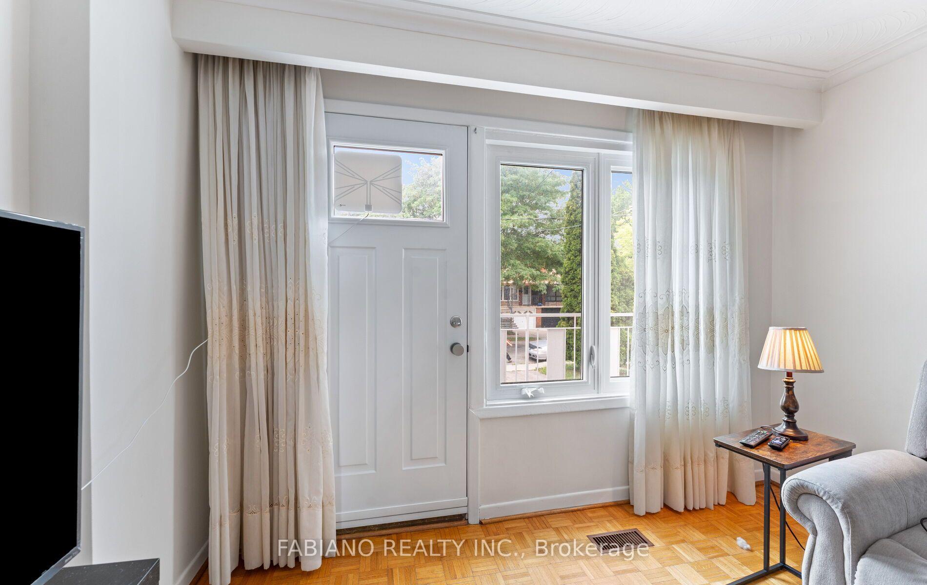 Photo 7 of 549 Gladstone Avenue, Toronto, Dovercourt-Wallace Emerson-Junction — HOMEH