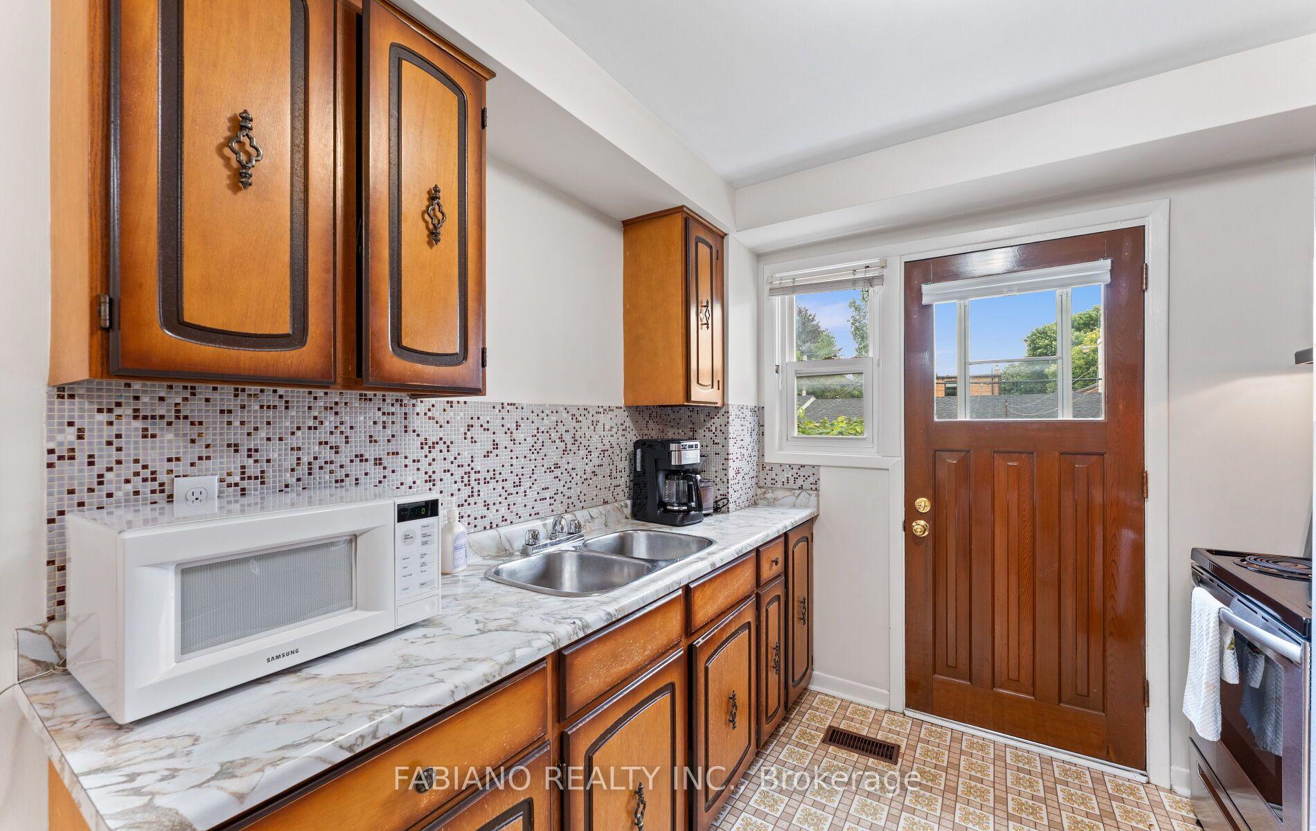Photo 12 of 549 Gladstone Avenue, Toronto, Dovercourt-Wallace Emerson-Junction — HOMEH