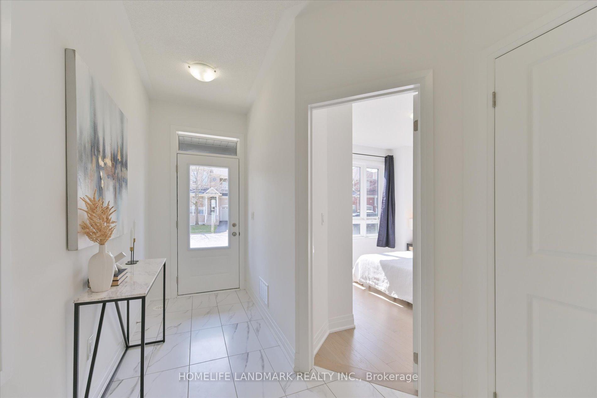 Photo 3 of 34 Carole Bell Way, Markham, Berczy — HOMEH