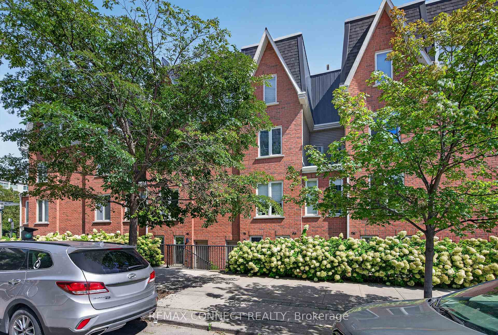 Photo 4 of 7B Crawford Street, Toronto, Niagara — HOMEH