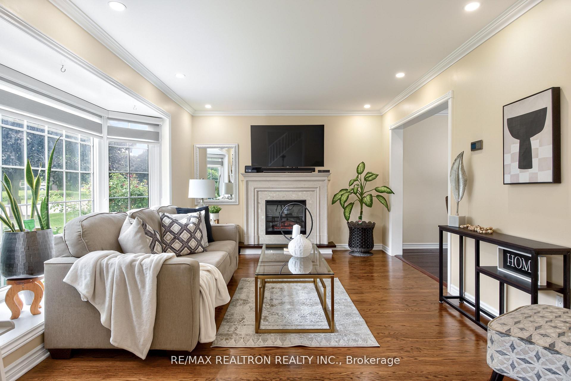 Photo 4 of 39 Deloraine Drive, Brampton, Southgate — HOMEH