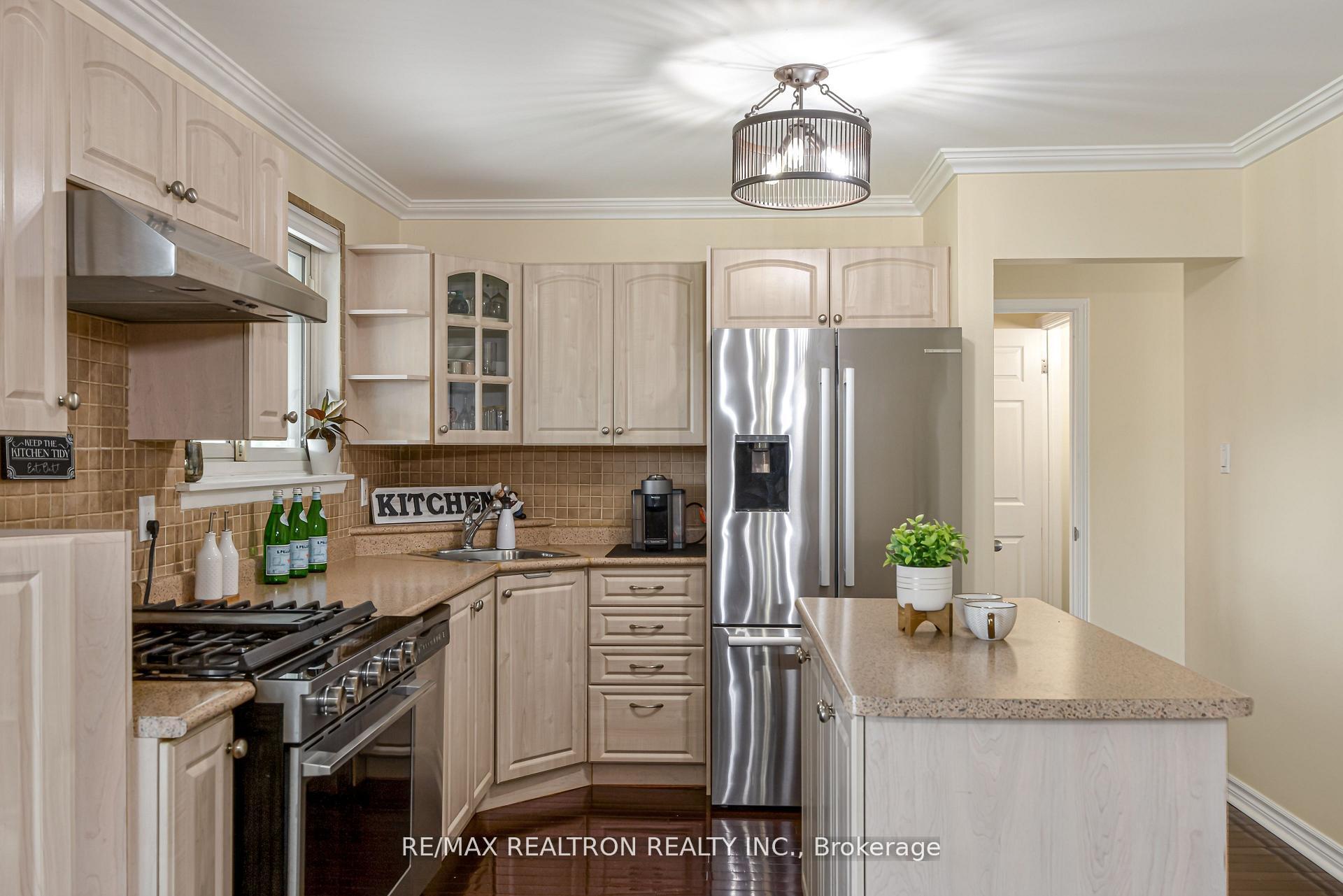 Photo 6 of 39 Deloraine Drive, Brampton, Southgate — HOMEH