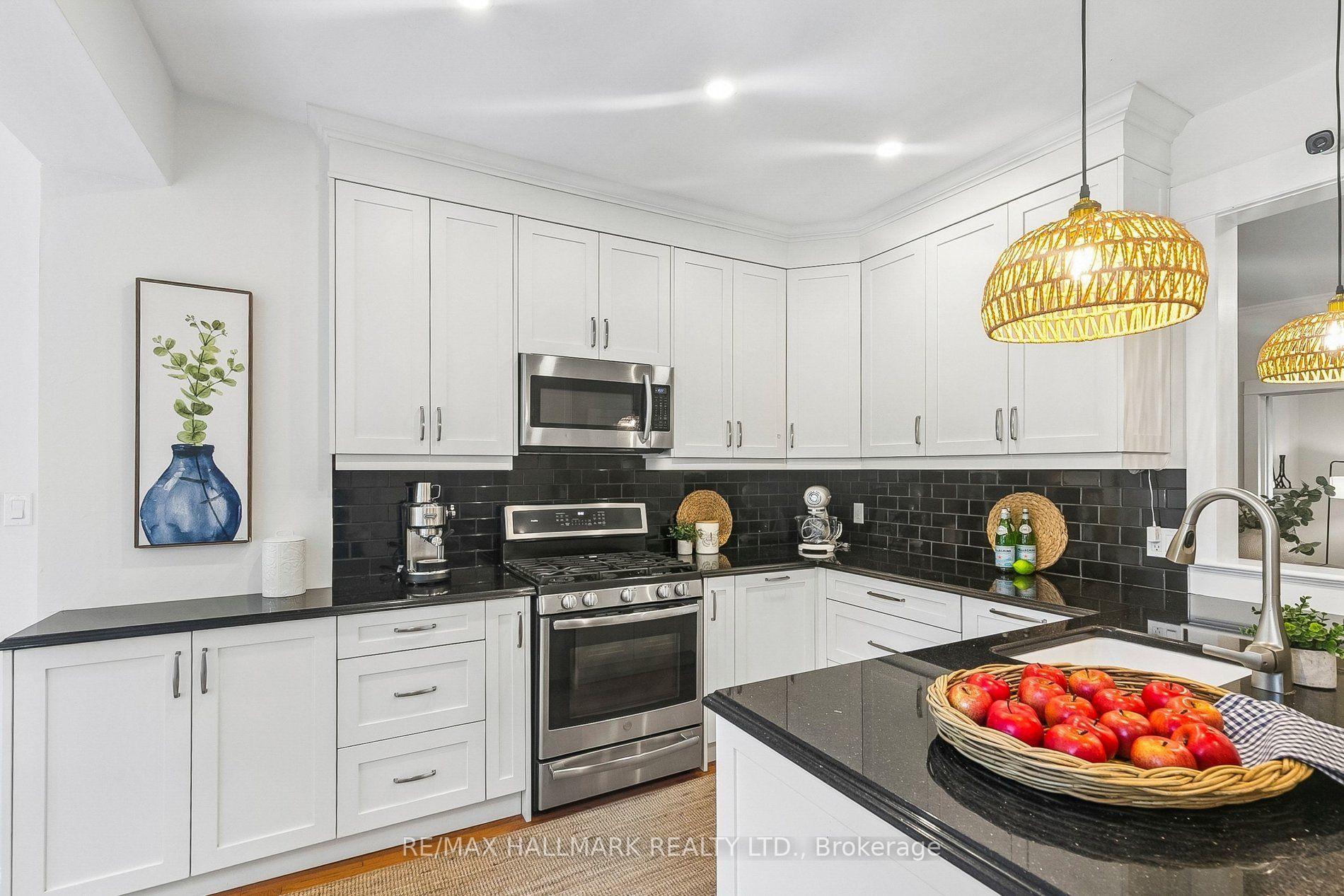 Photo 10 of 301 Waverley Road, Toronto, The Beaches — HOMEH