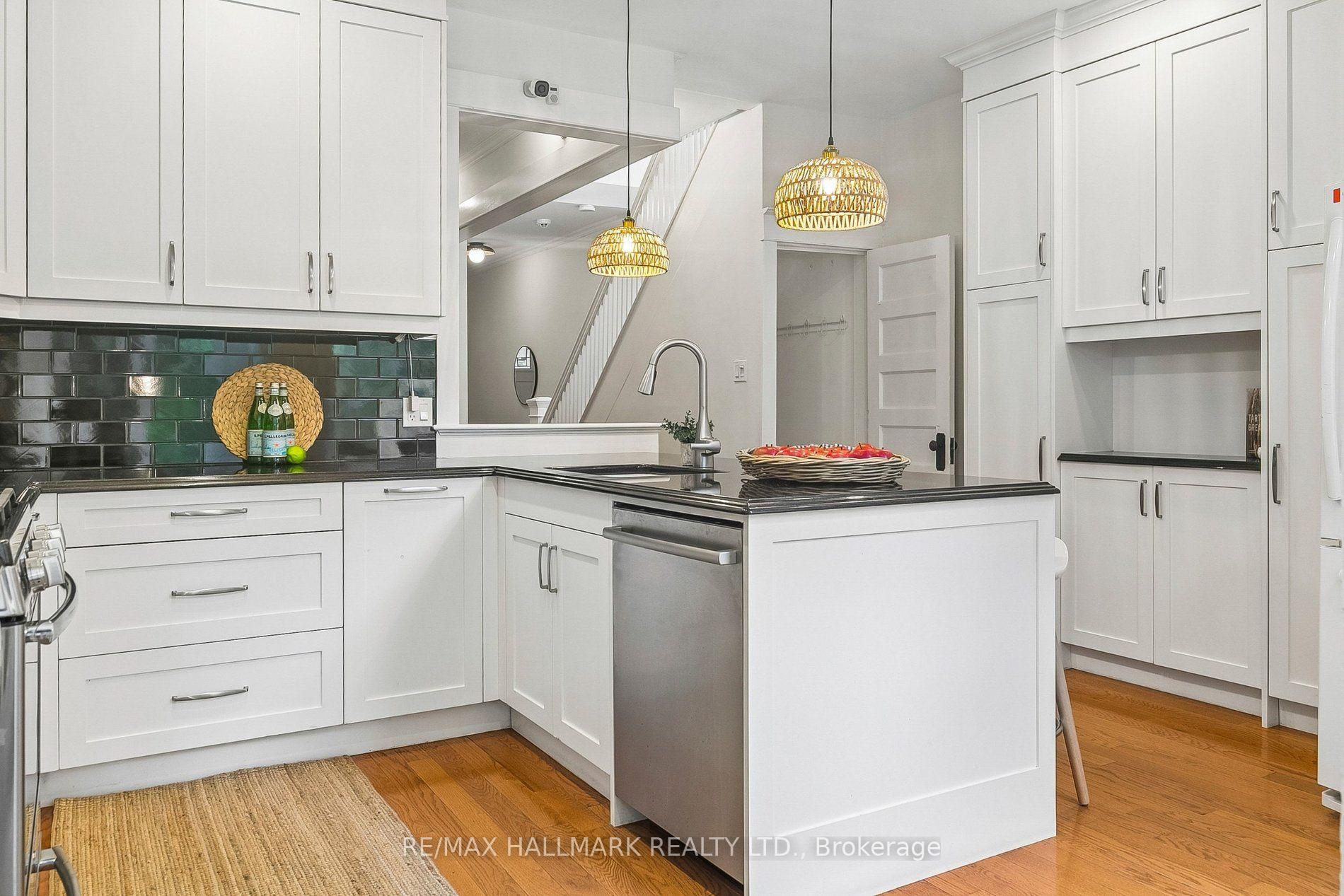 Photo 11 of 301 Waverley Road, Toronto, The Beaches — HOMEH