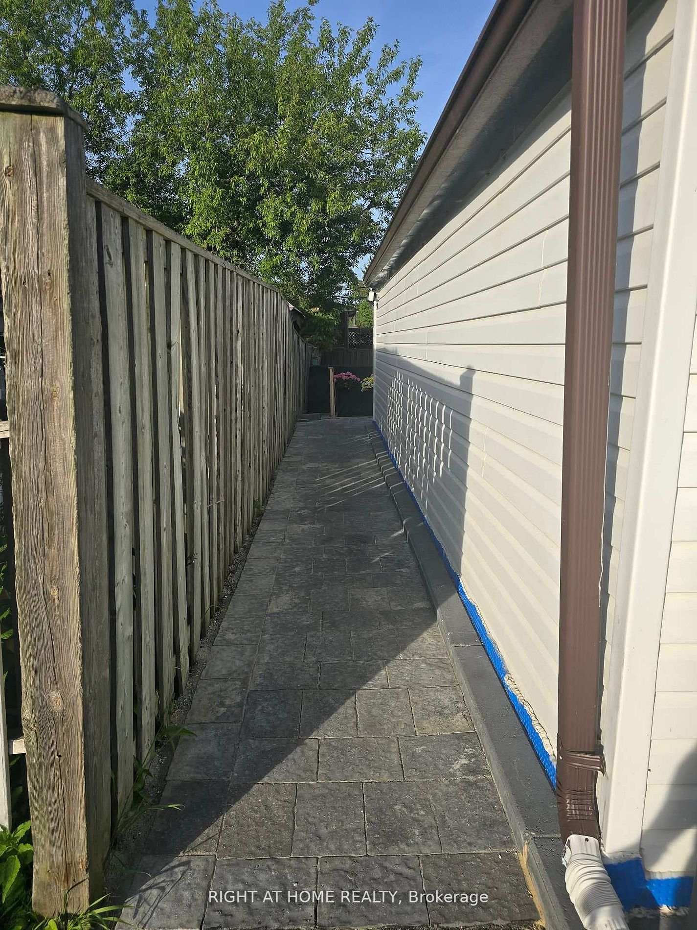 Photo 2 of 869 Grenoble Boulevard E, Pickering, Bay Ridges — HOMEH