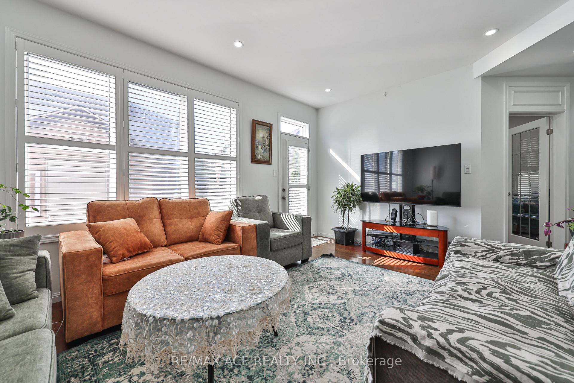 Photo 9 of 1819 Misthollow Drive, Pickering, Duffin Heights — HOMEH