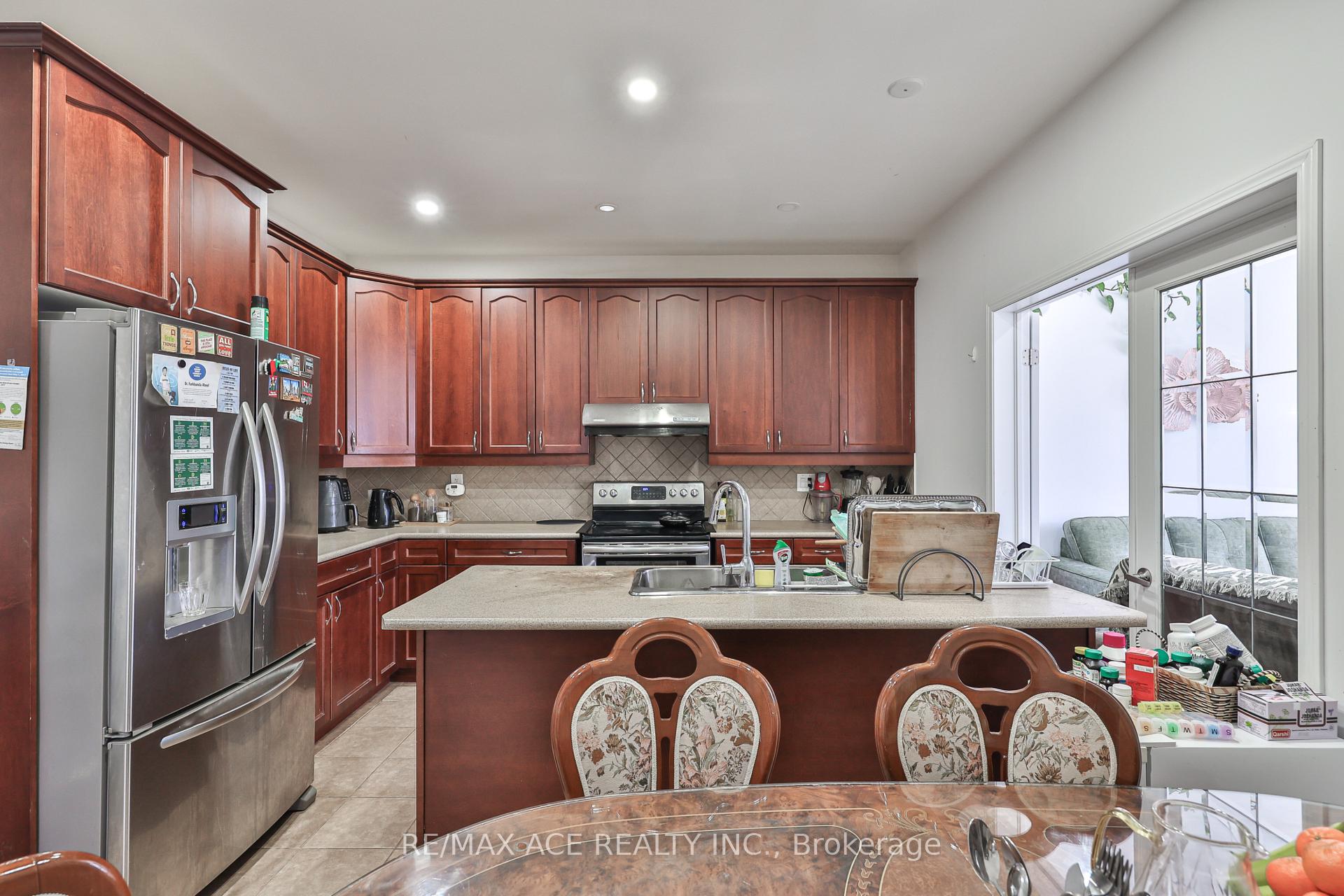 Photo 10 of 1819 Misthollow Drive, Pickering, Duffin Heights — HOMEH