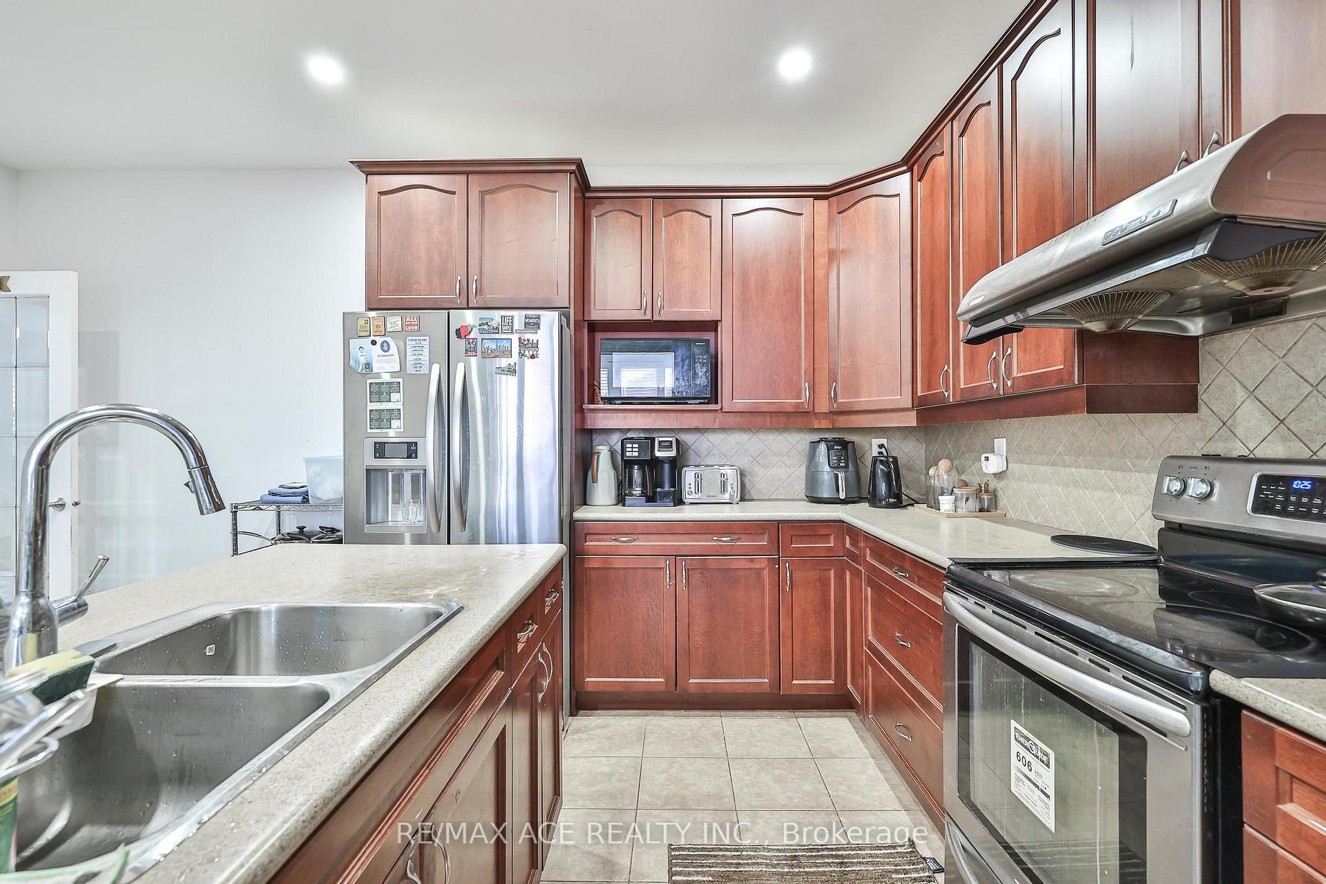 Photo 12 of 1819 Misthollow Drive, Pickering, Duffin Heights — HOMEH