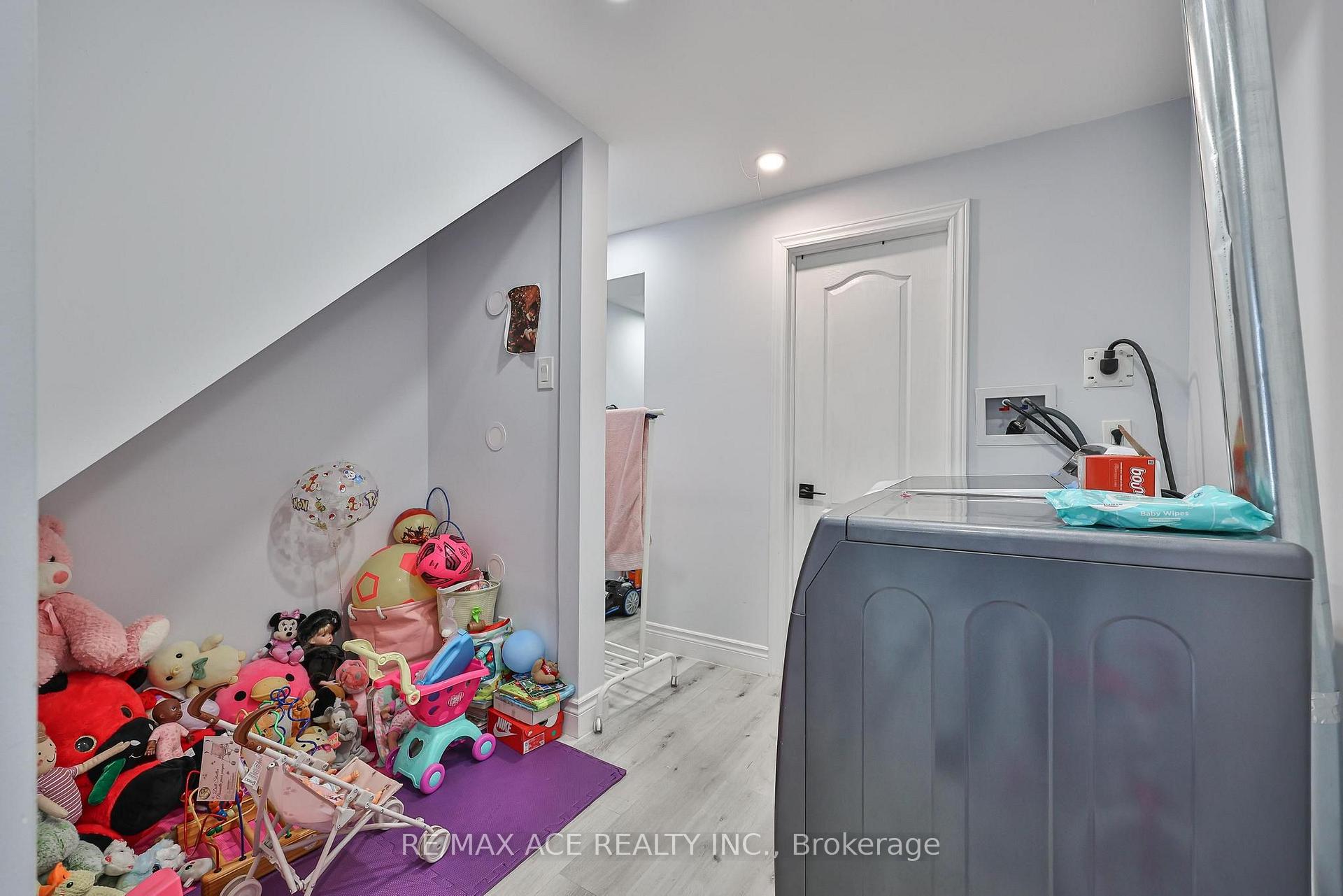Photo 29 of 1819 Misthollow Drive, Pickering, Duffin Heights — HOMEH