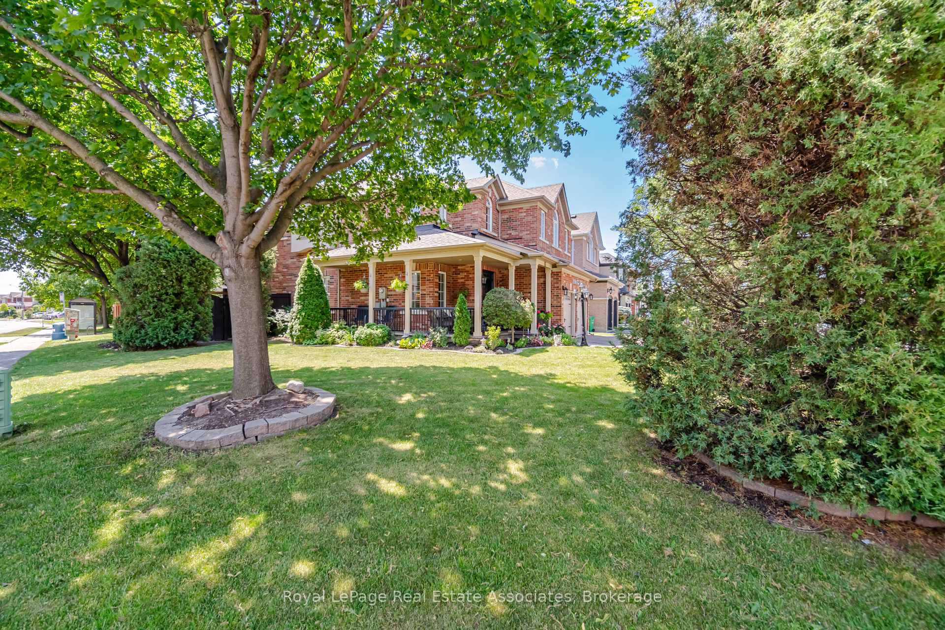 Photo 5 of 2 Olde Town Road, Brampton, Fletcher's Creek Village — HOMEH