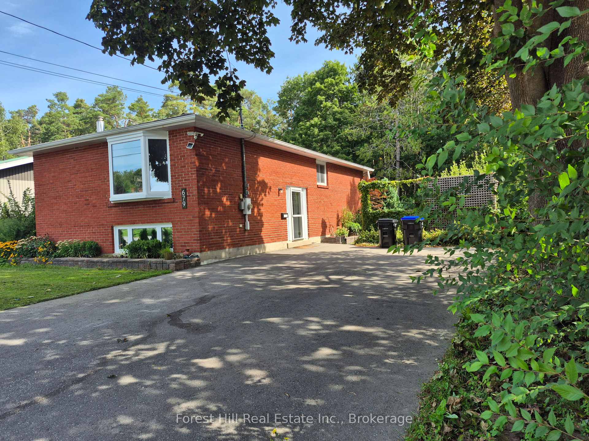 Photo of 679 Simcoe Avenue W