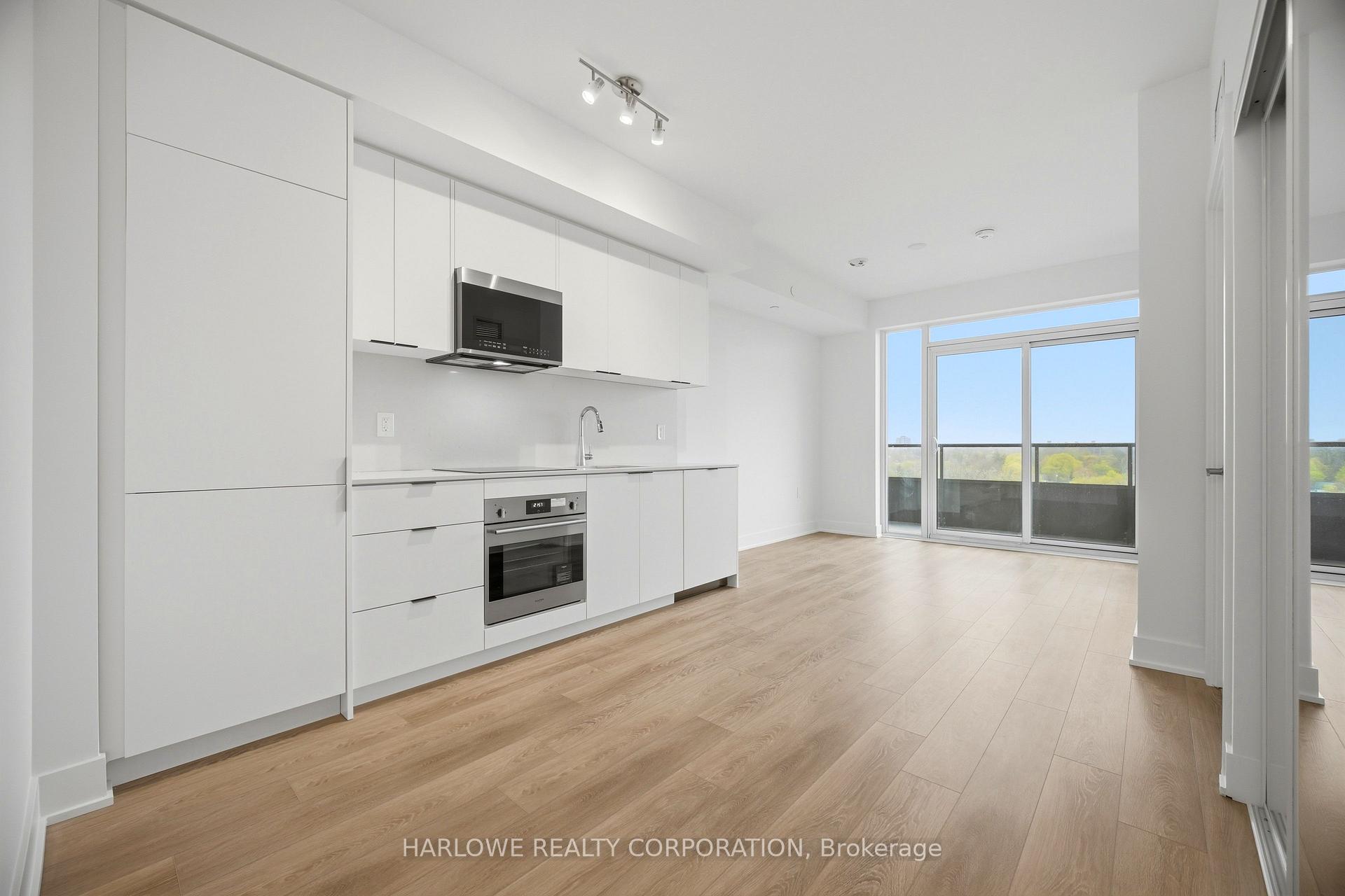 Front of Unit 904, 2088 James Street