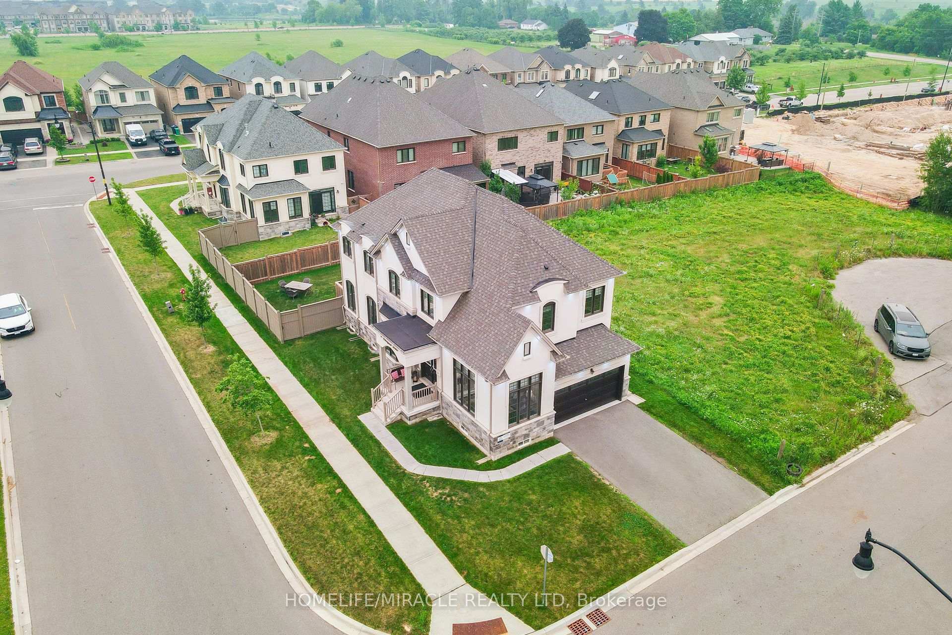 Photo 2 of 4 Vineyard Drive, Brampton, Bram West — HOMEH