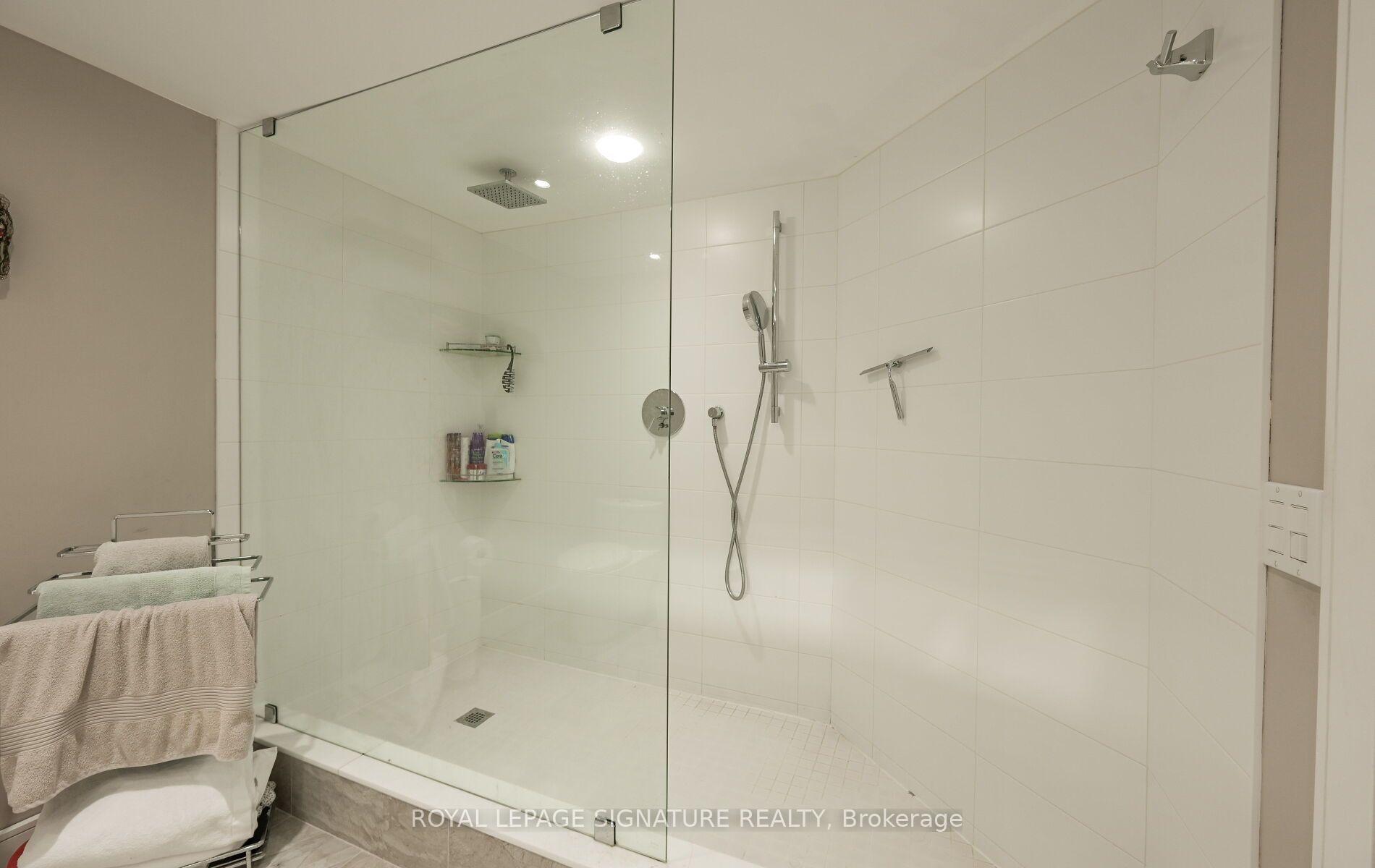 Photo 43 of 903 Johnathan Drive, Mississauga, Lakeview — HOMEH