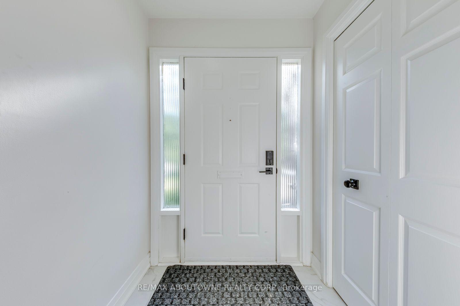 Photo 4 of 3065 Silverthorn Drive, Oakville, Bronte — HOMEH