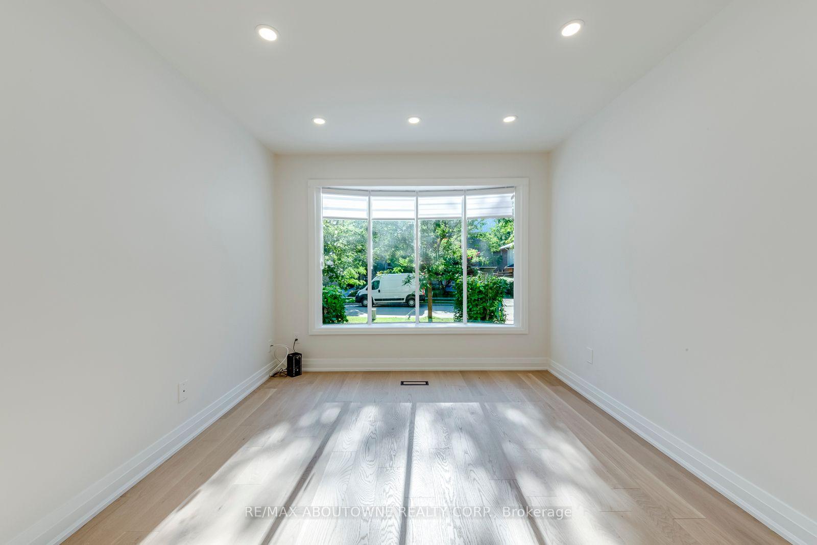Photo 5 of 3065 Silverthorn Drive, Oakville, Bronte — HOMEH