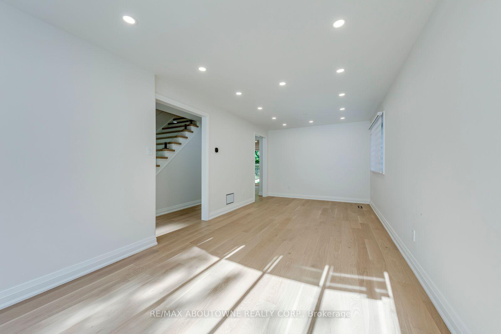 Photo 8 of 3065 Silverthorn Drive, Oakville, Bronte — HOMEH