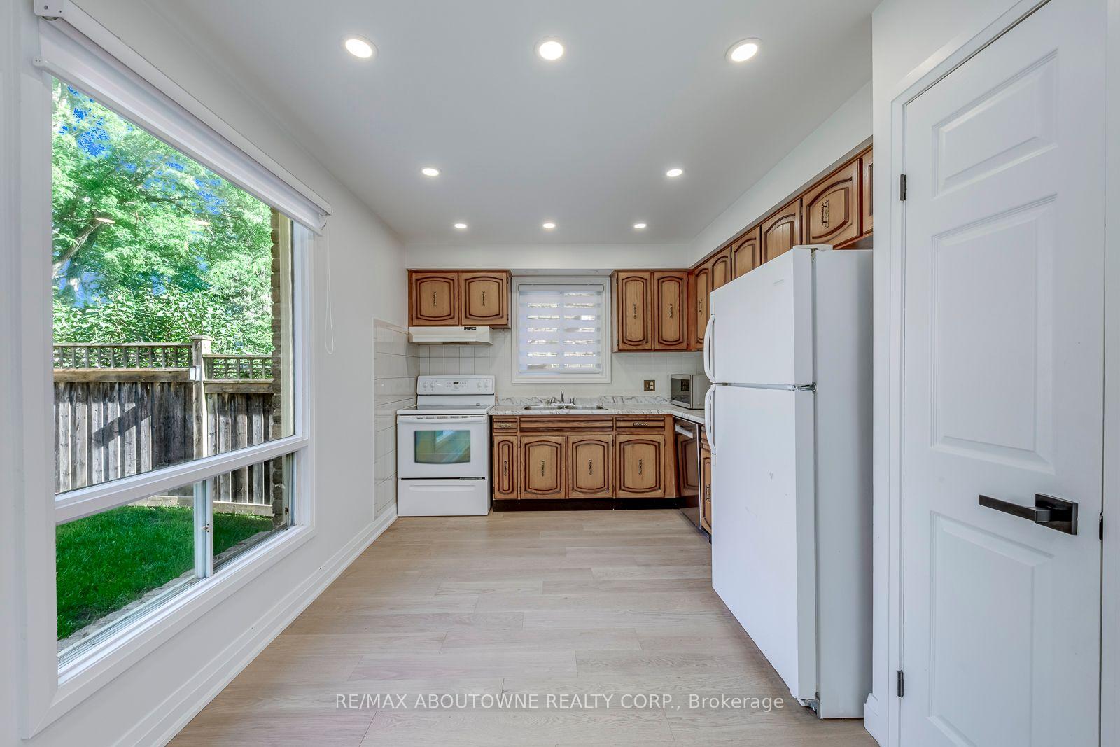 Photo 17 of 3065 Silverthorn Drive, Oakville, Bronte — HOMEH