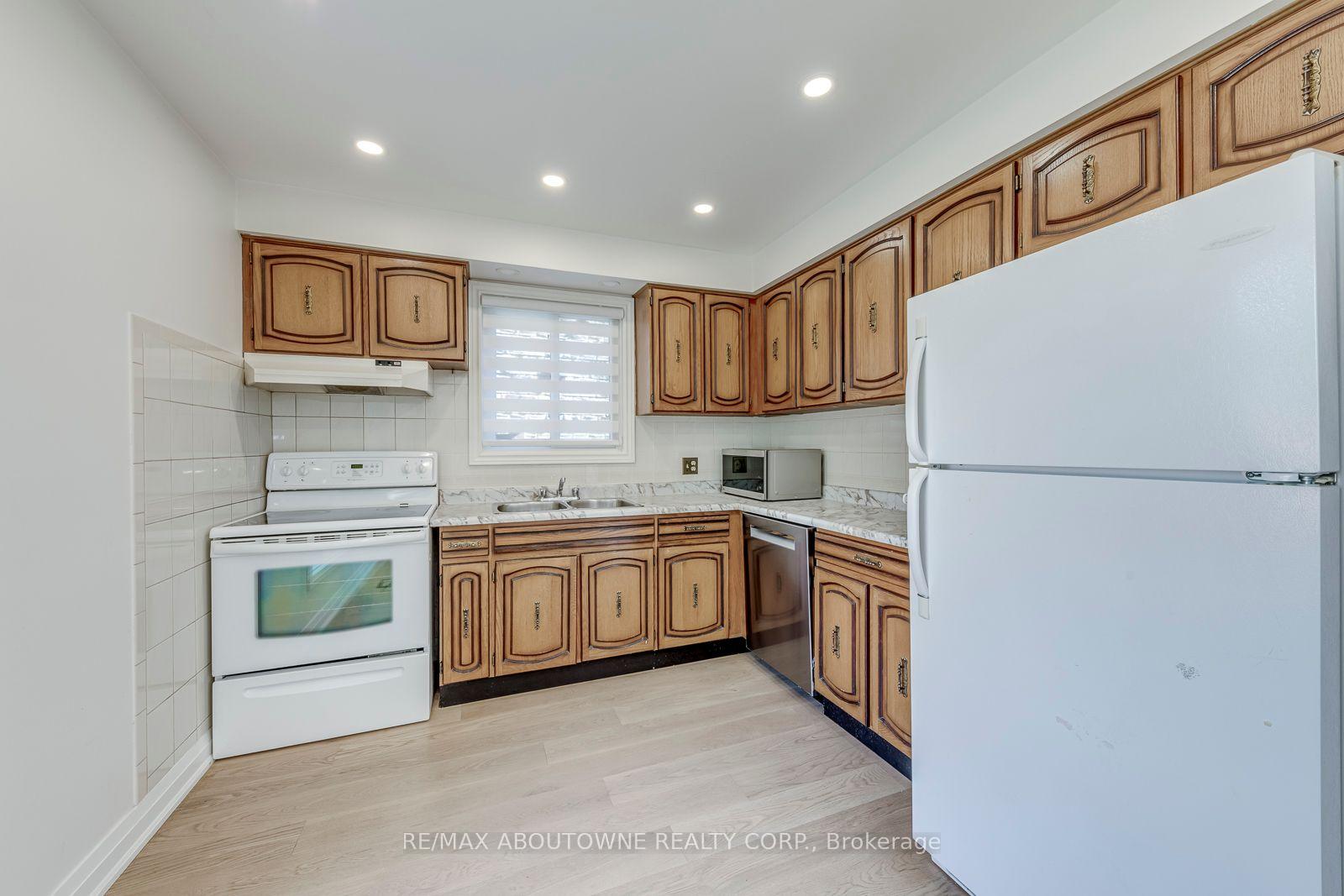 Photo 19 of 3065 Silverthorn Drive, Oakville, Bronte — HOMEH