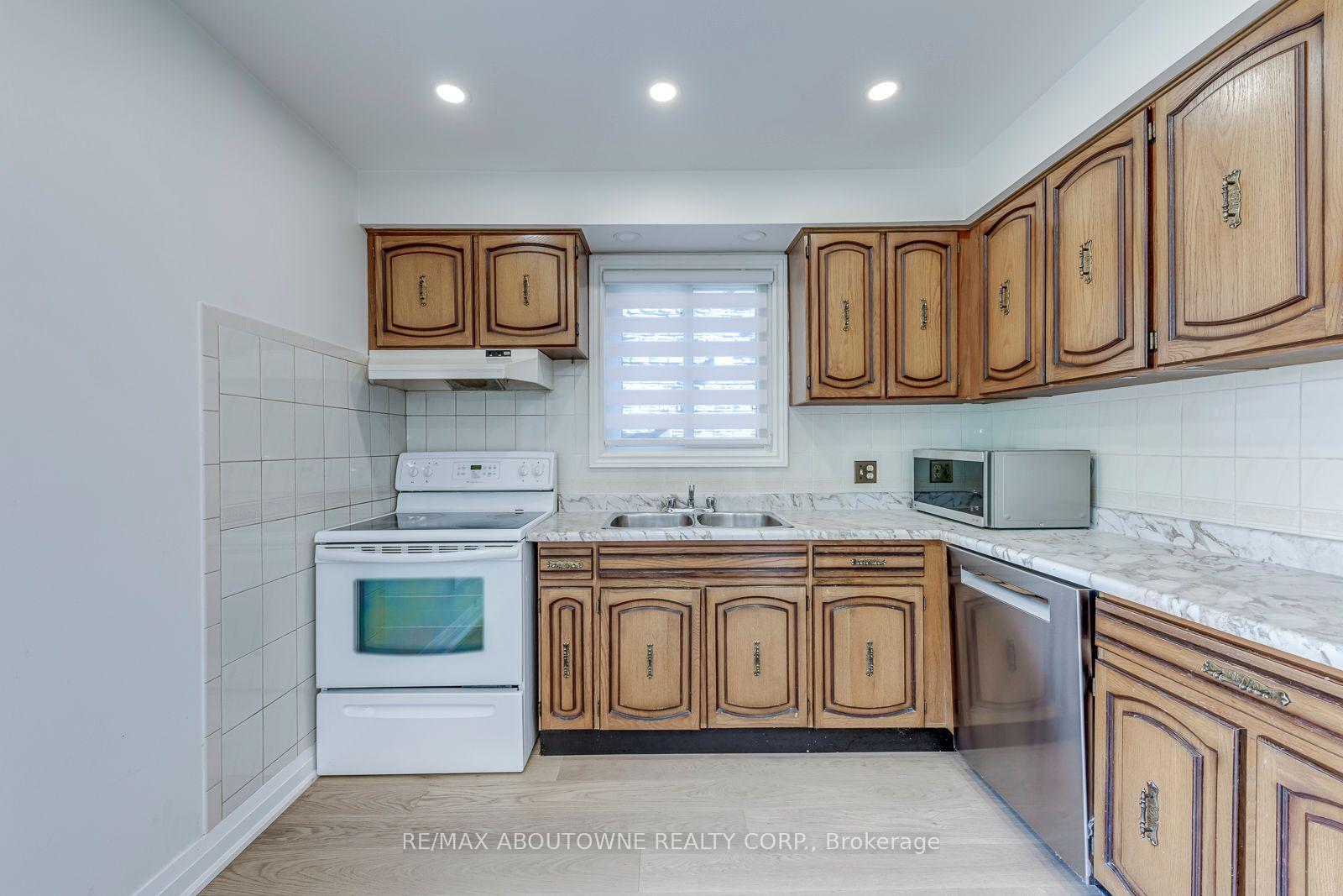Photo 21 of 3065 Silverthorn Drive, Oakville, Bronte — HOMEH
